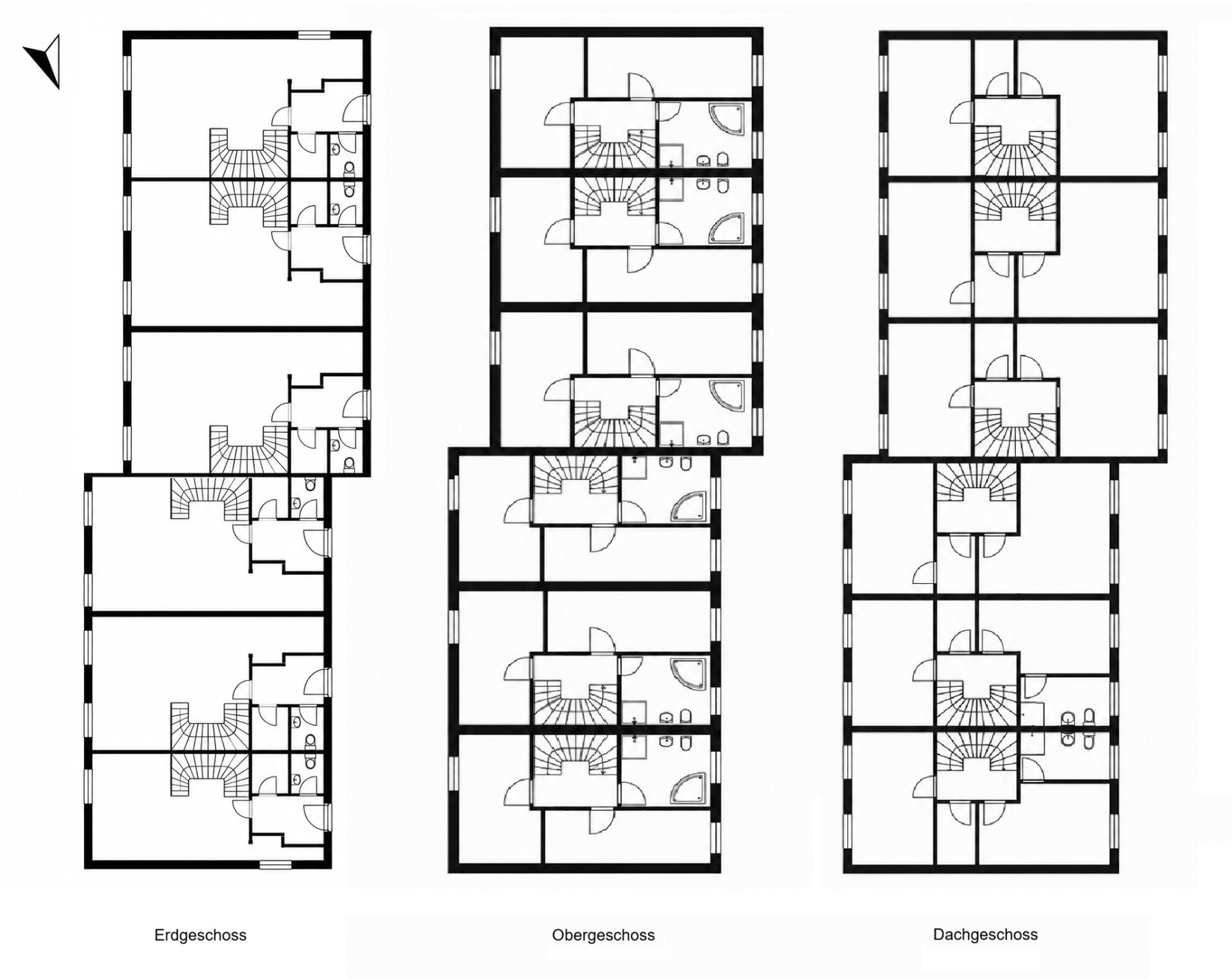 Grundriss mit drei Etagen eines Wohnhauses, jeweils mit mehreren Zimmern und Treppenhaus.