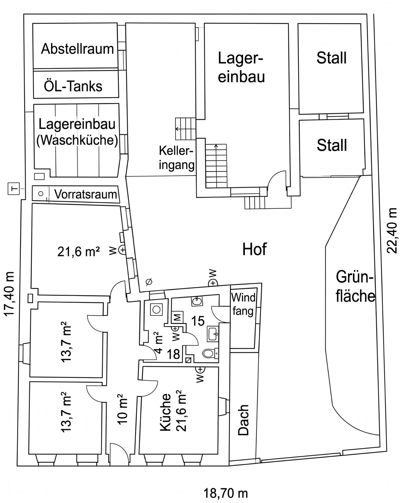 Grundriss eines Wohnhauses mit Räumen, Küche, Hof, Ställen und Grünfläche.