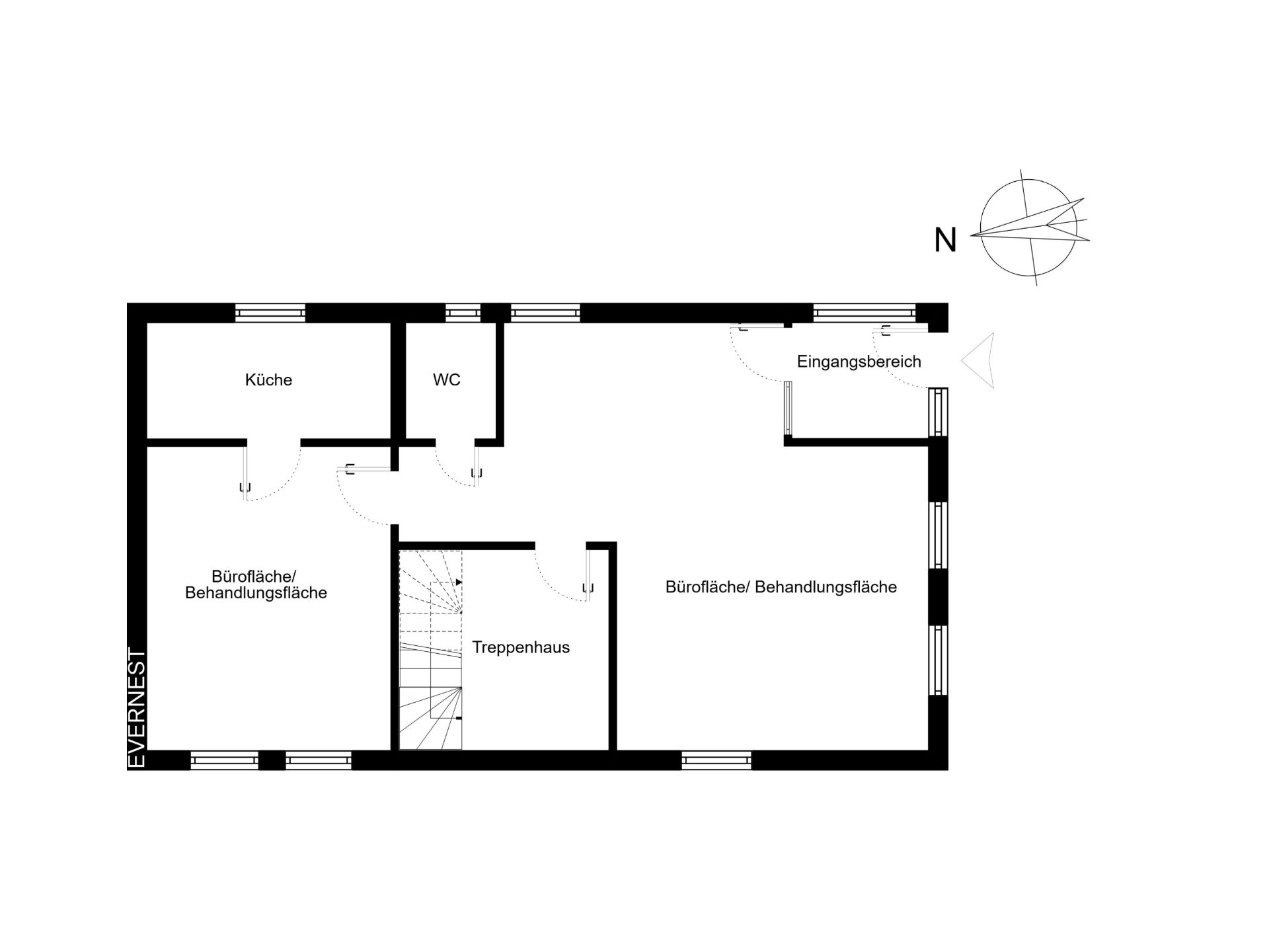 Grundriss mit Küche, WC, Treppenhaus, Eingangsbereich und zwei Büroräumen.