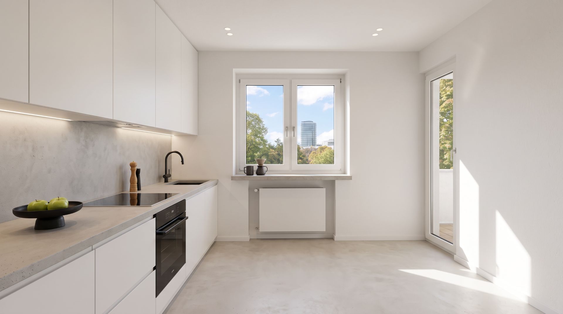 Helle, moderne Küche mit weißen Schränken, großem Fenster und Tür zum Balkon.