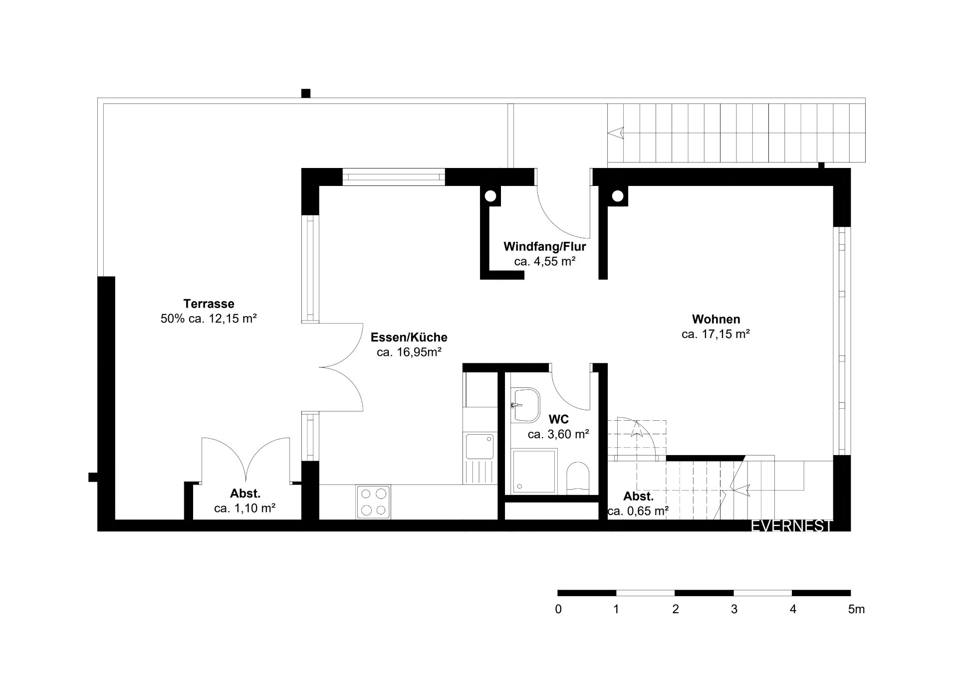 Grundriss mit Terrasse, Wohnbereich, Küche, Flur, WC und zwei Abstellräumen.