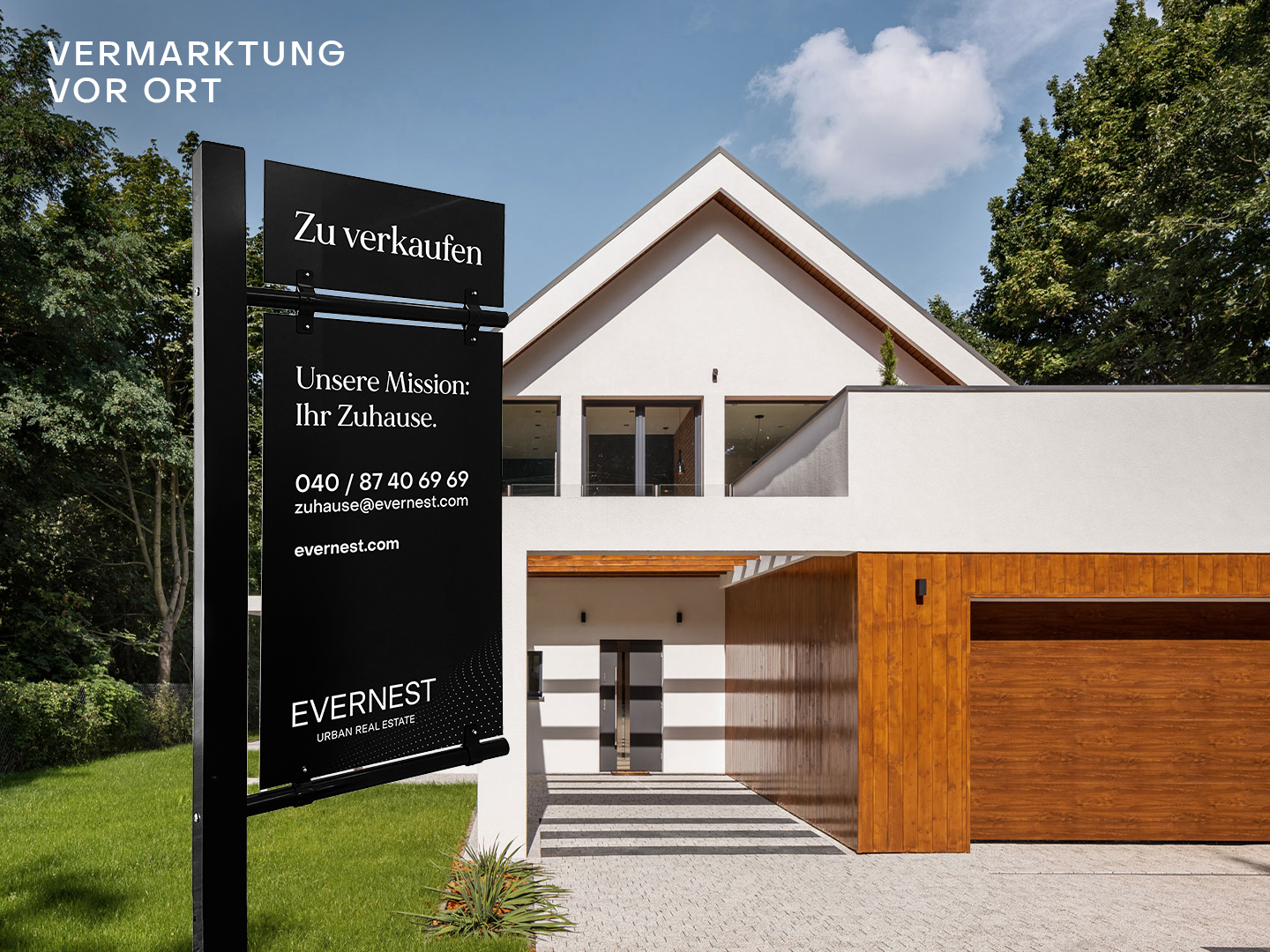 Modernes Einfamilienhaus mit großem Schild ‚Zu verkaufen‘ im Vorgarten.