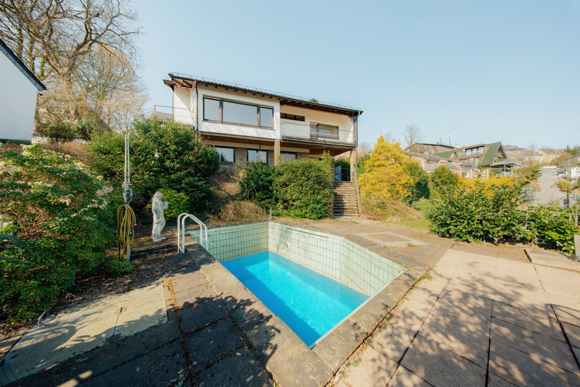 Freistehendes Einfamilienhaus mit Pool und Weitblick ins Grüne