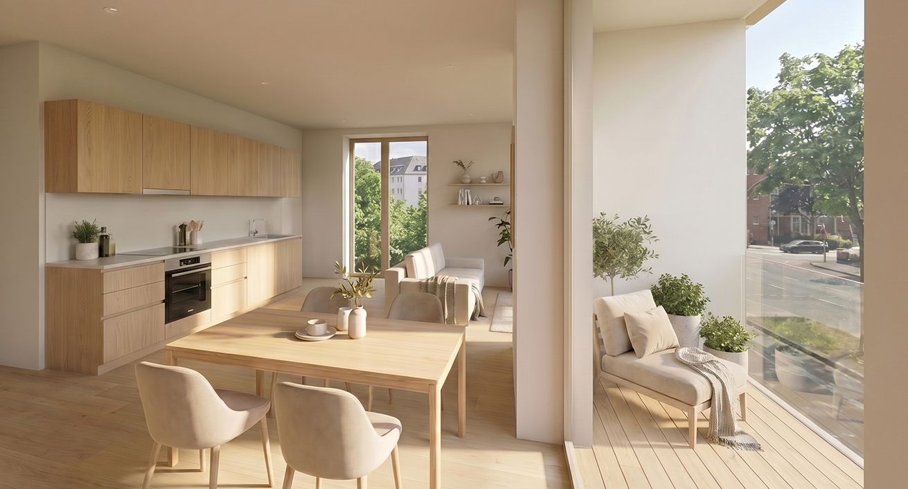 Helle Wohnküche mit Essbereich, offenem Wohnzimmer und Balkon mit Pflanzen.