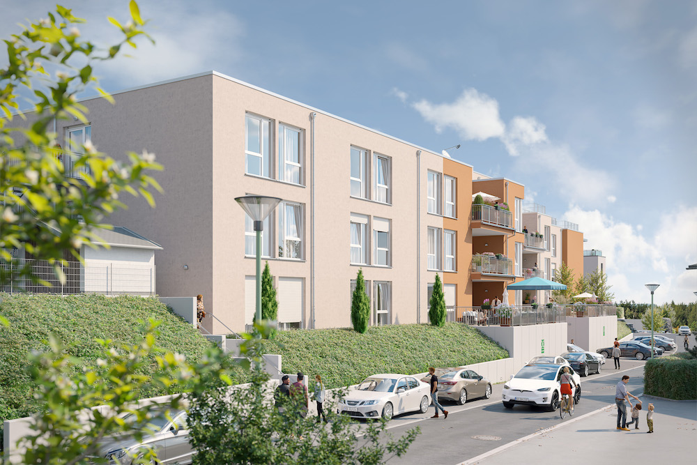 Mehrfamilienhaus mit Balkonen, davor geparkte Autos und Menschen auf der Straße.