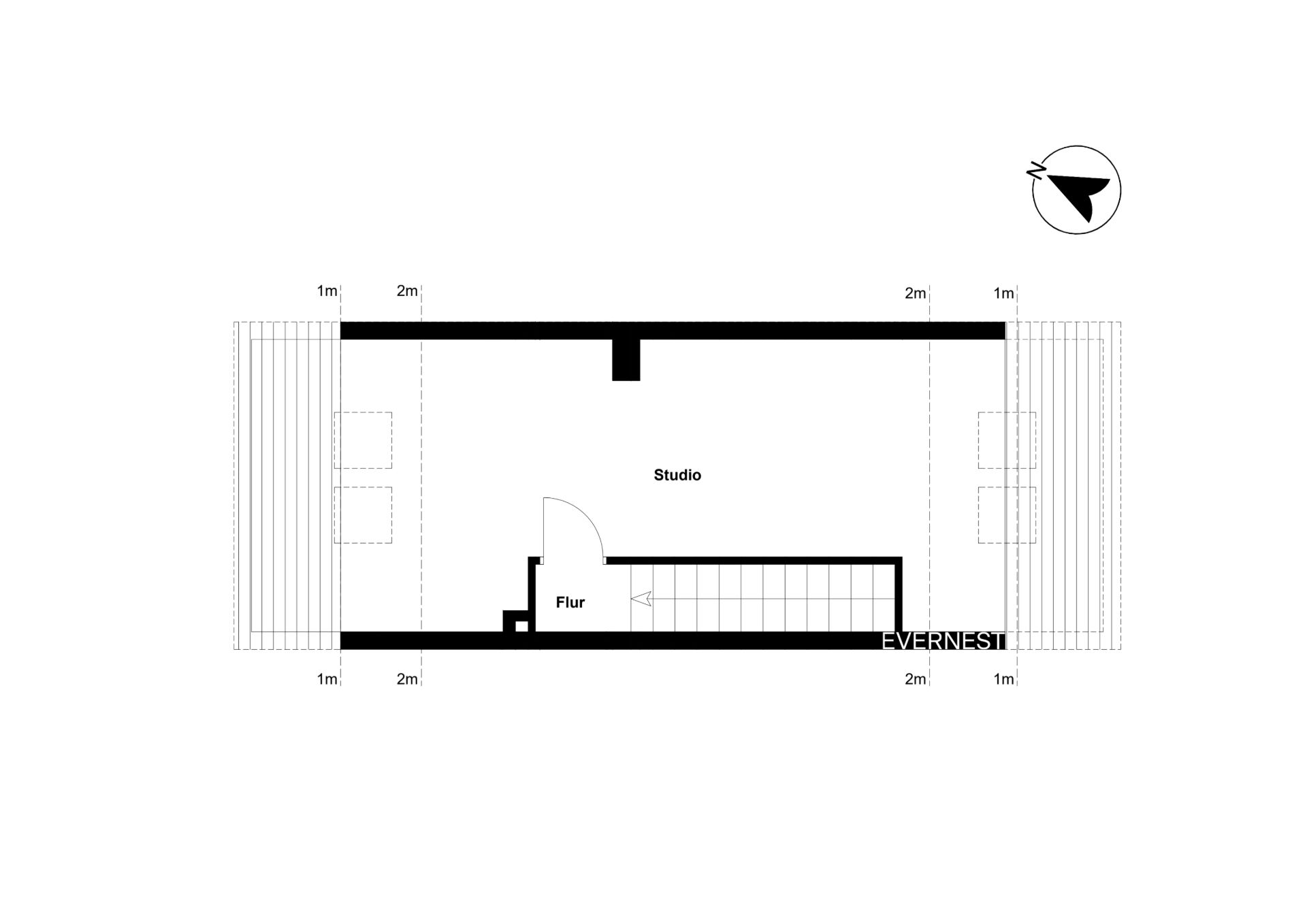 Grundriss mit einem Studio, Flur und Treppenhaus, daneben Balkone links und rechts.