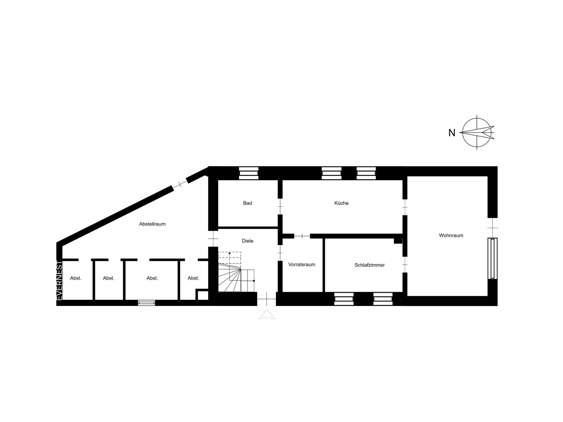 Grundriss mit Küche, Bad, Wohnzimmer, Schlafzimmer, Vorratsraum und Abstellräumen.