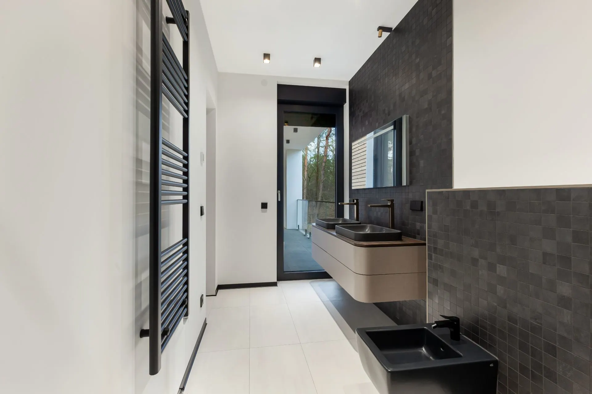 Modernes Badezimmer mit schwarzer Wand, Doppelwaschbecken, Bidet und großem Fenster zum Balkon.