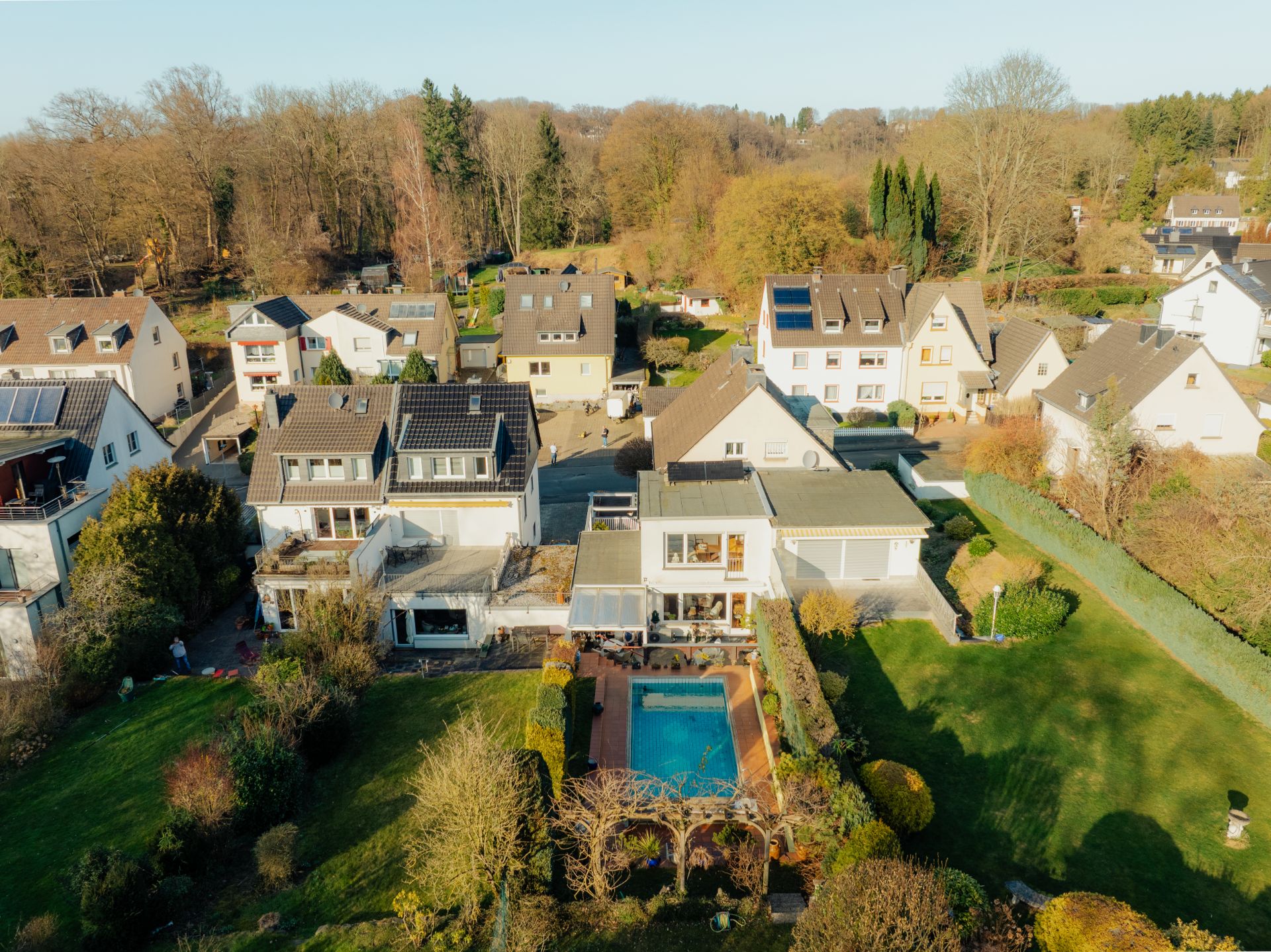 Luftaufnahme eines Wohnhauses mit Garten und Swimmingpool in einer ruhigen Nachbarschaft.