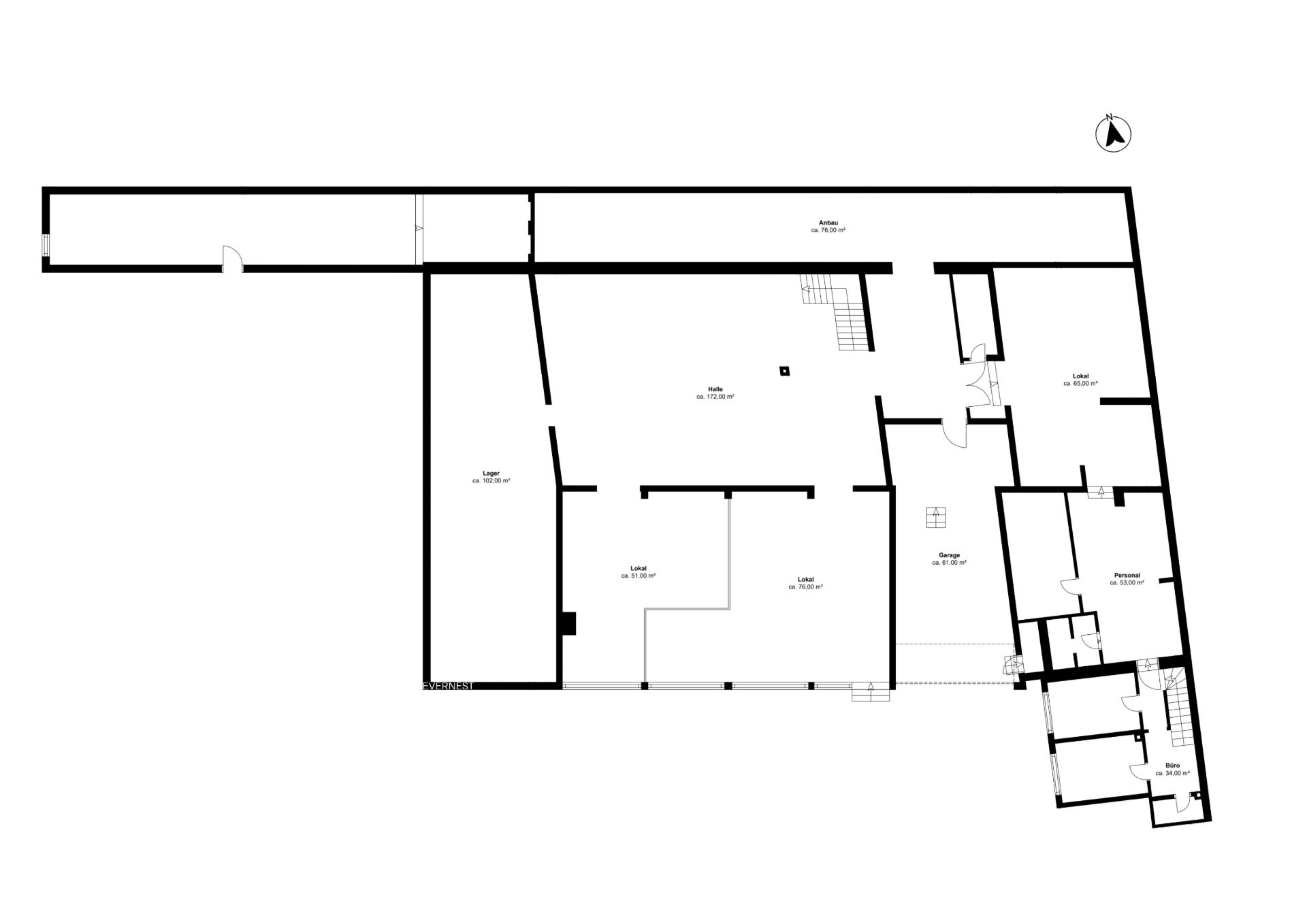 Grundriss eines Wohngebäudes mit mehreren Räumen und Fluren.