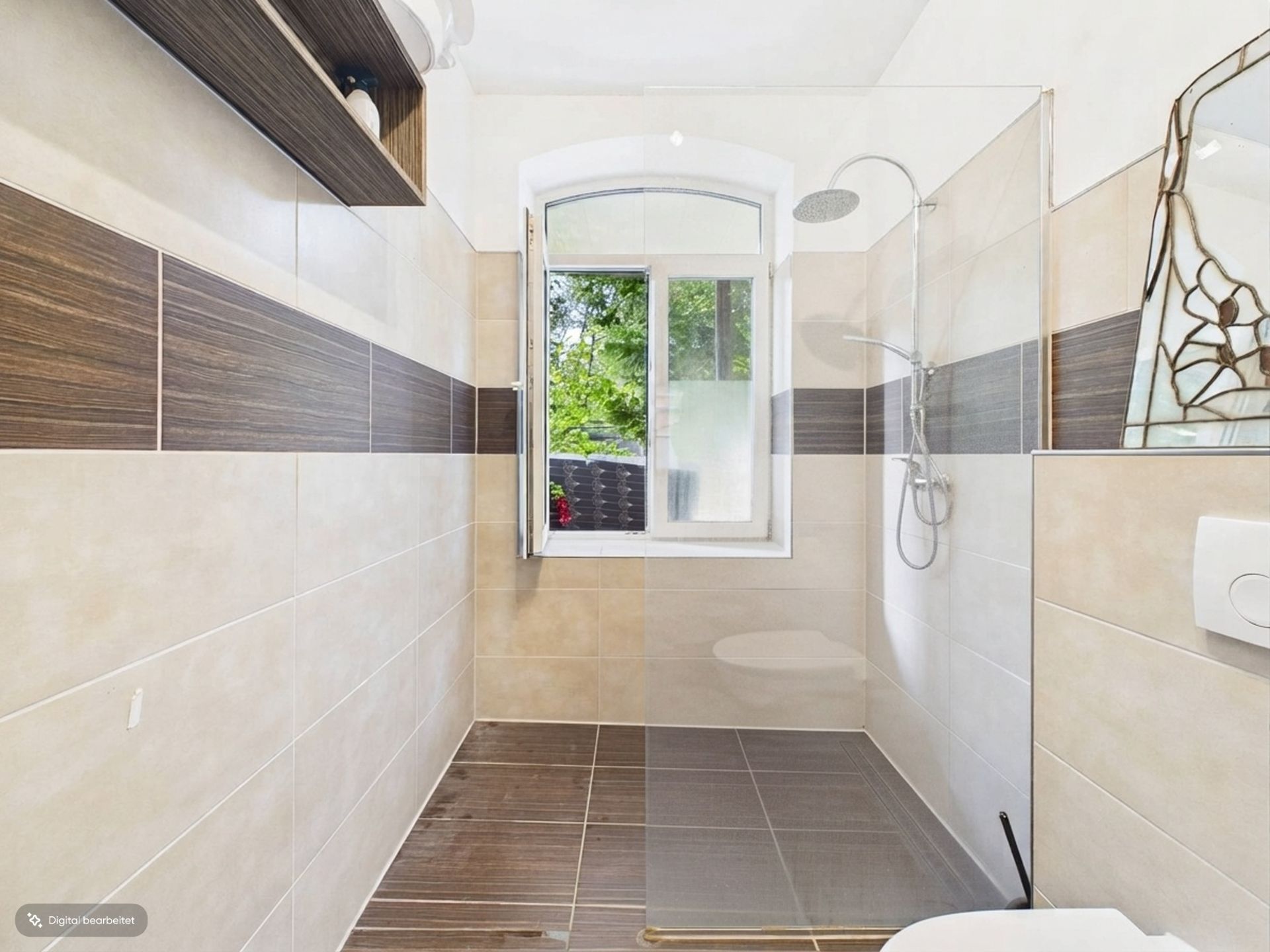 Modernes Badezimmer mit begehbarer Dusche, Fenster und Wandregal.