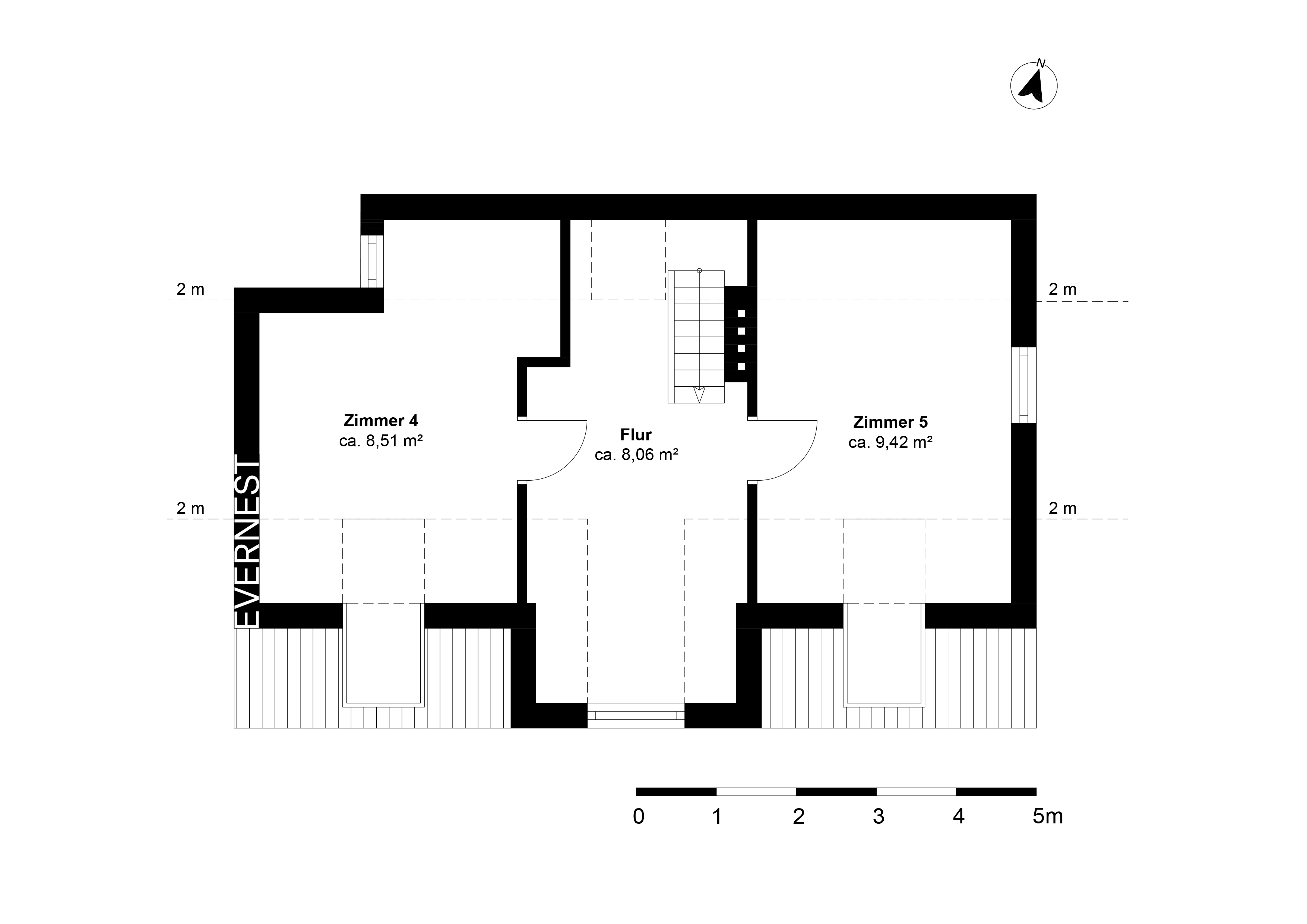 Grundriss mit zwei Zimmern, Flur und Treppe, Maßstab und Nordpfeil sichtbar.