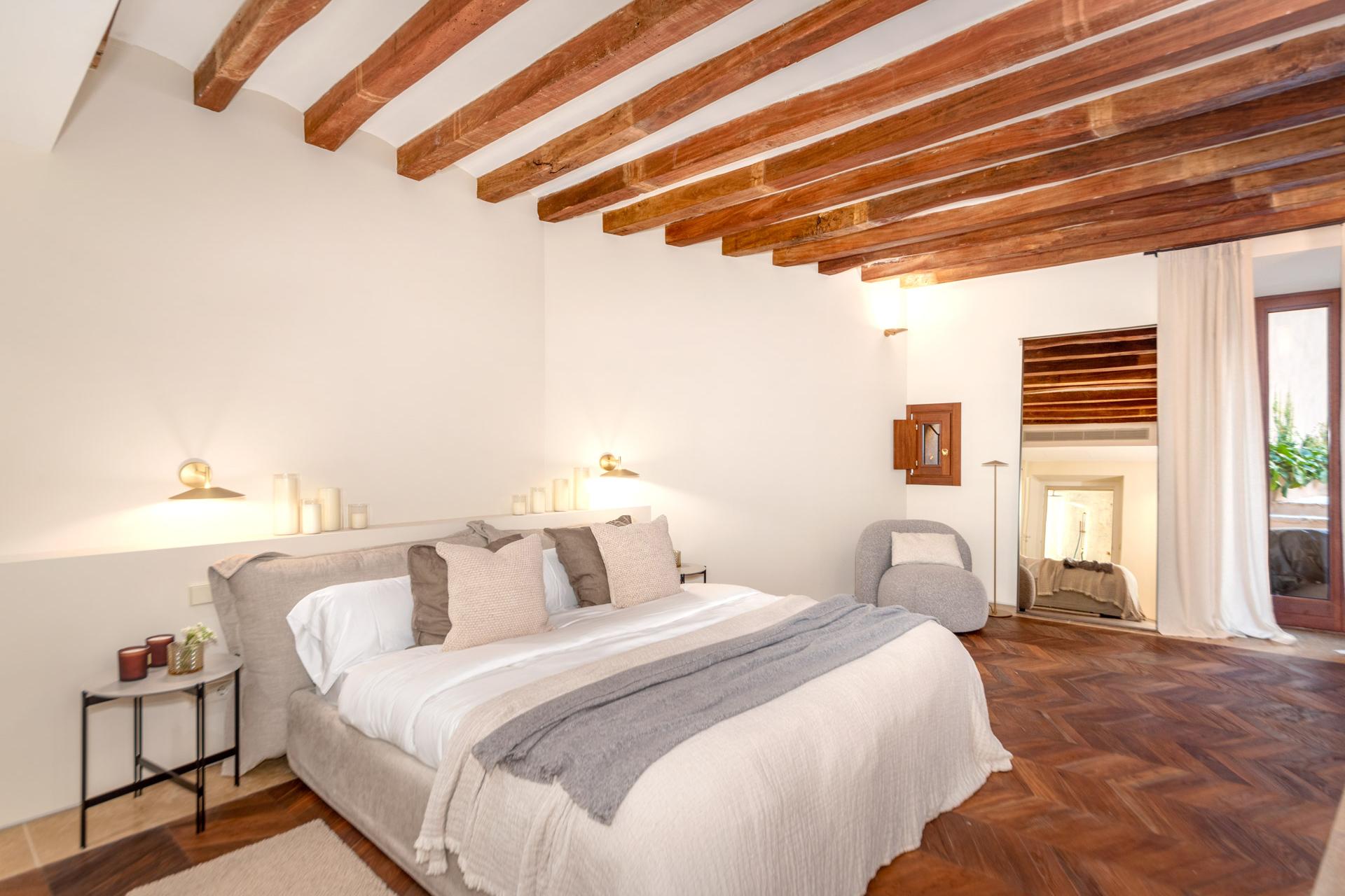 Exklusives Triplex mit Garten & Studio in historischem Stadtpalast aus ...