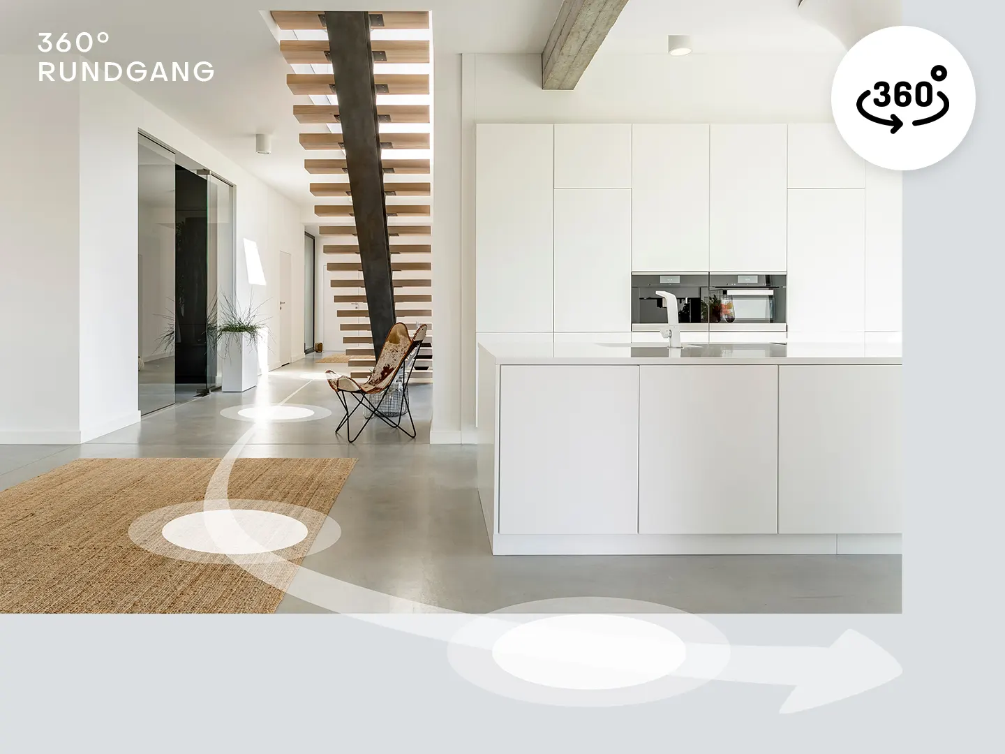 Helle, moderne Küche mit weißer Einrichtung und offener Treppe im Hintergrund.