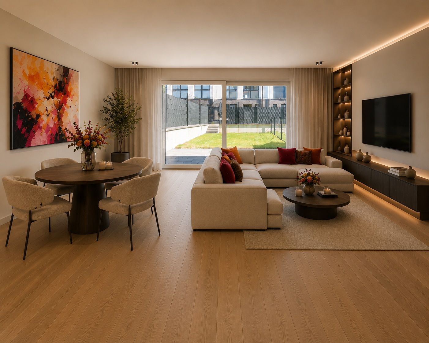 Modernes Wohnzimmer mit großem Sofa, Esstisch, Wandregal und Blick in den Garten.