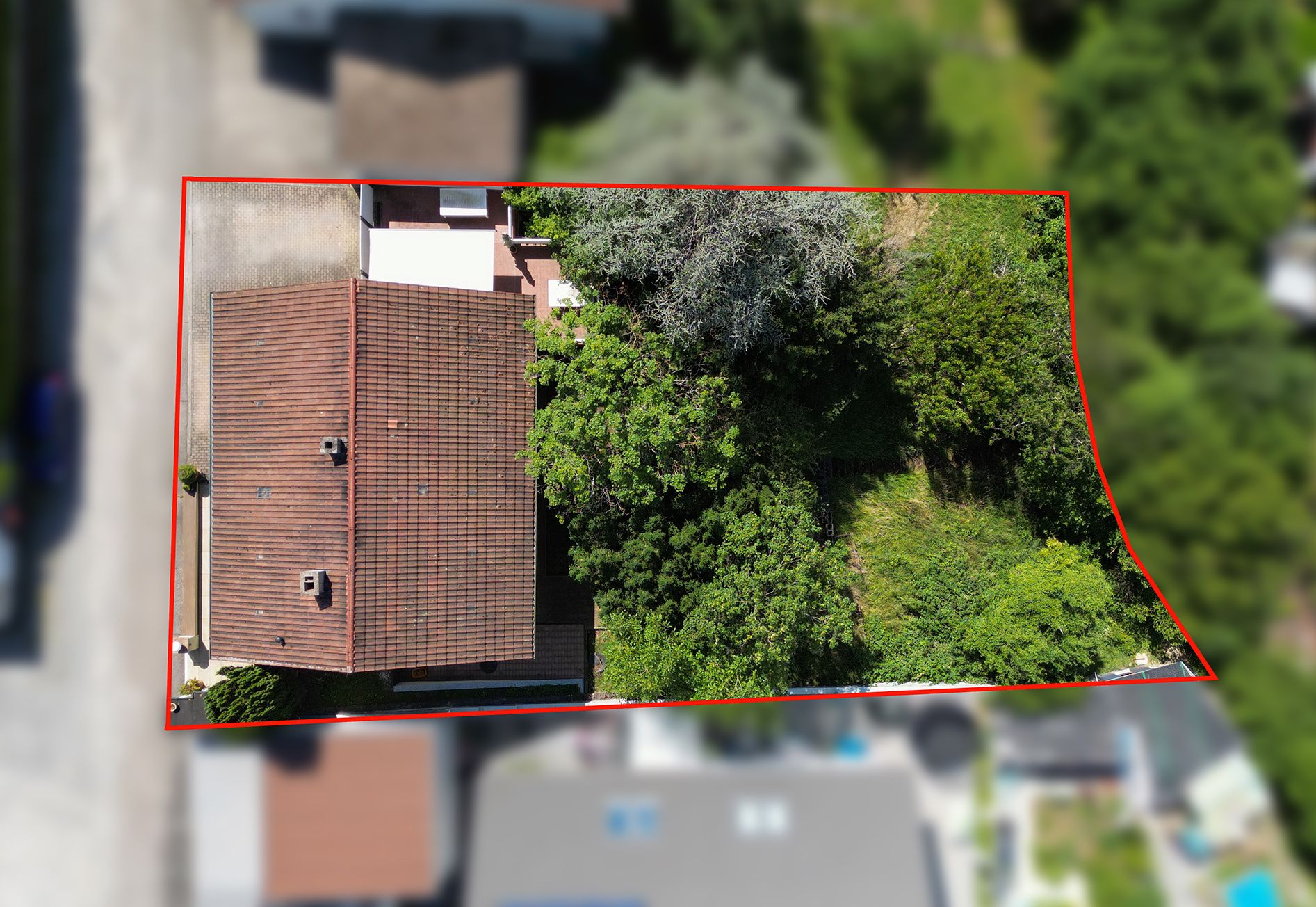 Luftaufnahme eines Hauses mit Garten, von einer roten Linie umrandet.