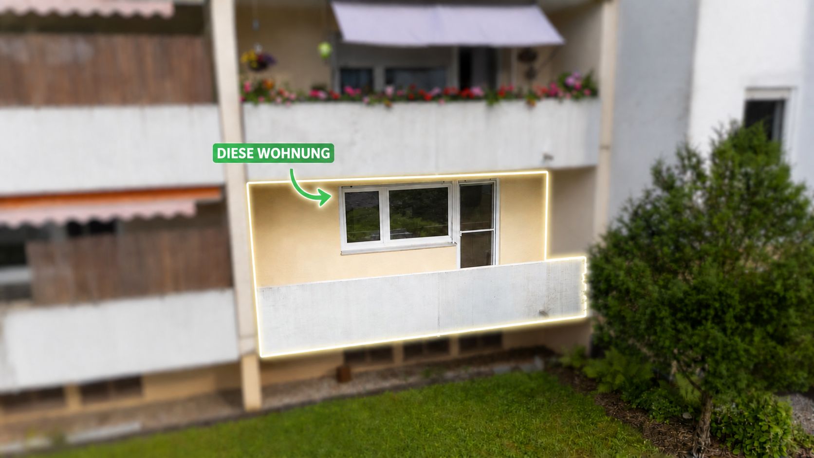 Markierte Wohnung mit Balkon und zwei Fenstern im Erdgeschoss eines Mehrfamilienhauses.
