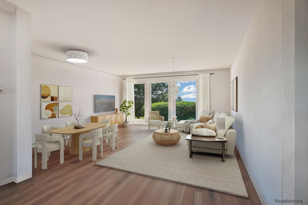 Helles Wohnzimmer mit Essbereich, großen Fenstern, Holzboden und gemütlichen Möbeln.