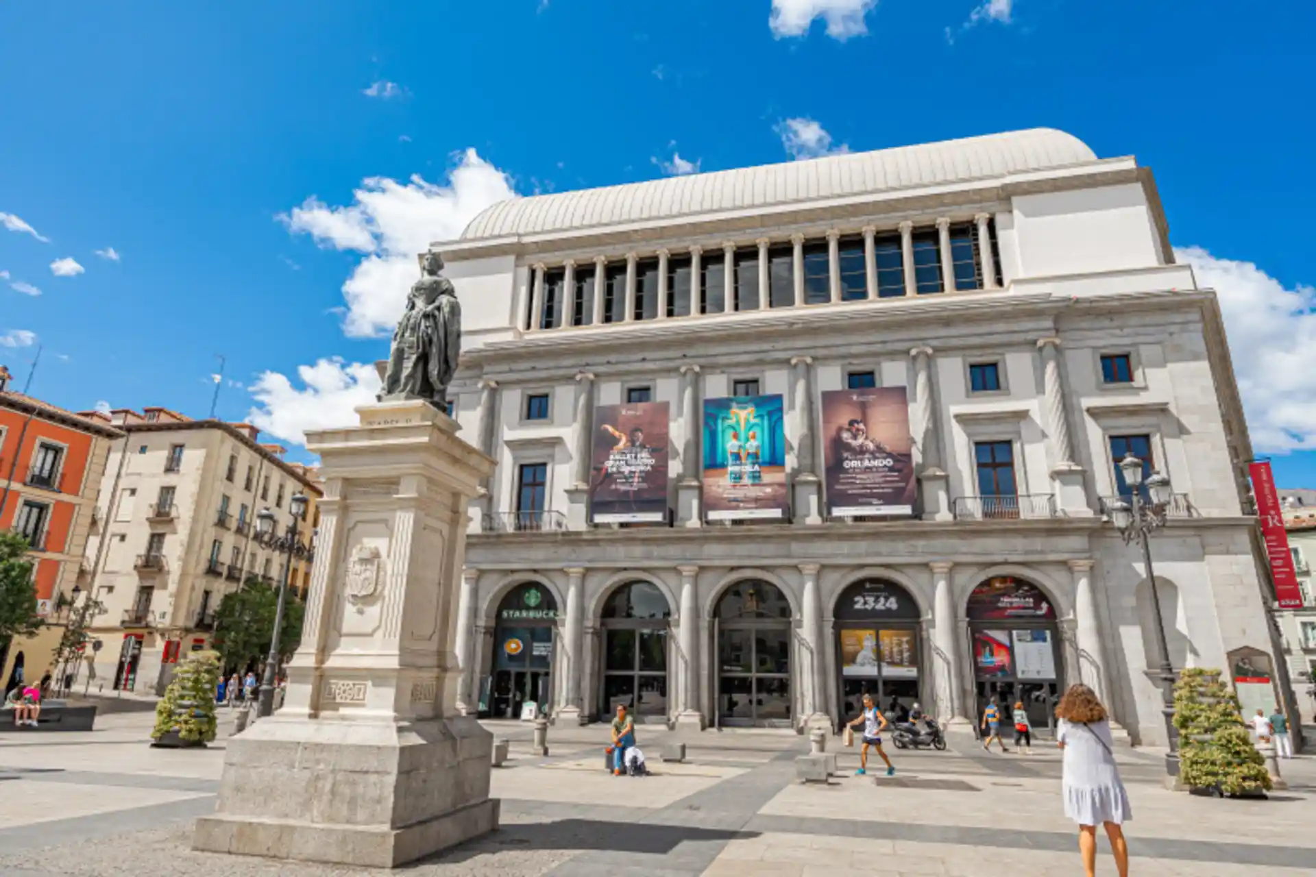 Plaza Isabel II, Opera en barrio de Palacios, Centro