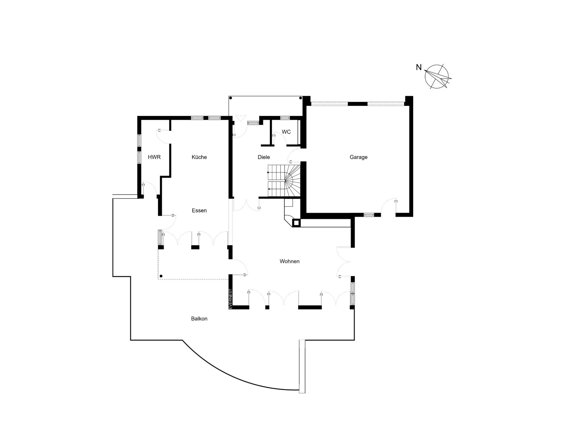 Grundriss eines Hauses mit Garage, Küche, Essbereich, Wohnzimmer, WC und Balkon.