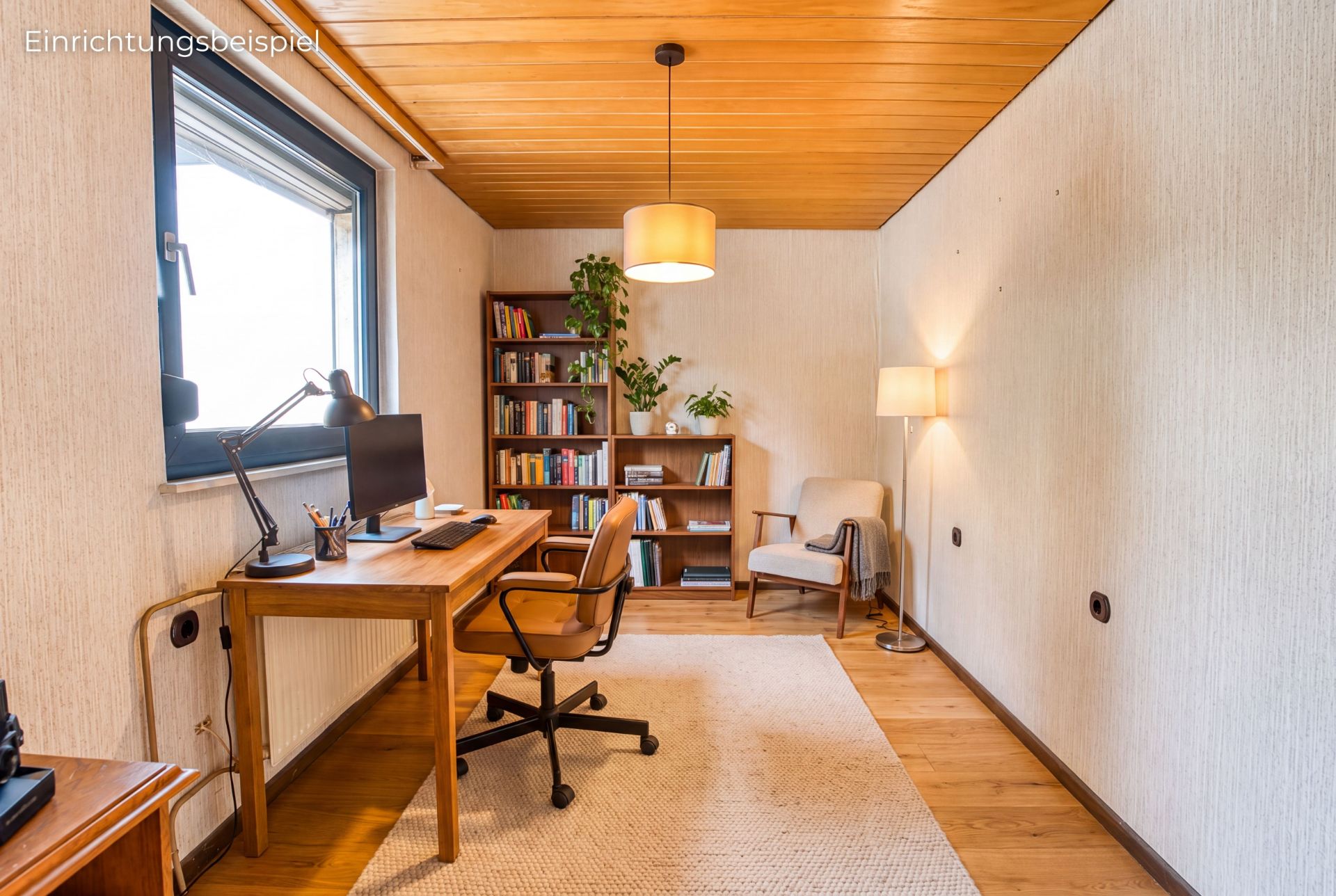 Helles Arbeitszimmer mit Schreibtisch, Bürostuhl, Bücherregal und Sessel auf Holzfußboden.
