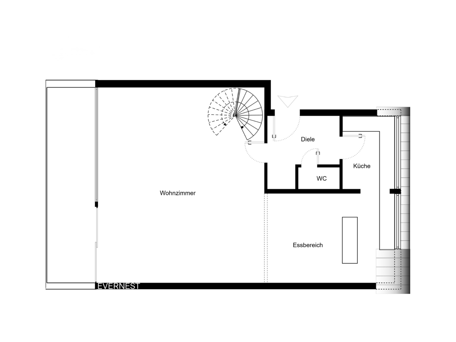 Grundriss mit Wohnzimmer, Essbereich, Küche, WC und Treppe.