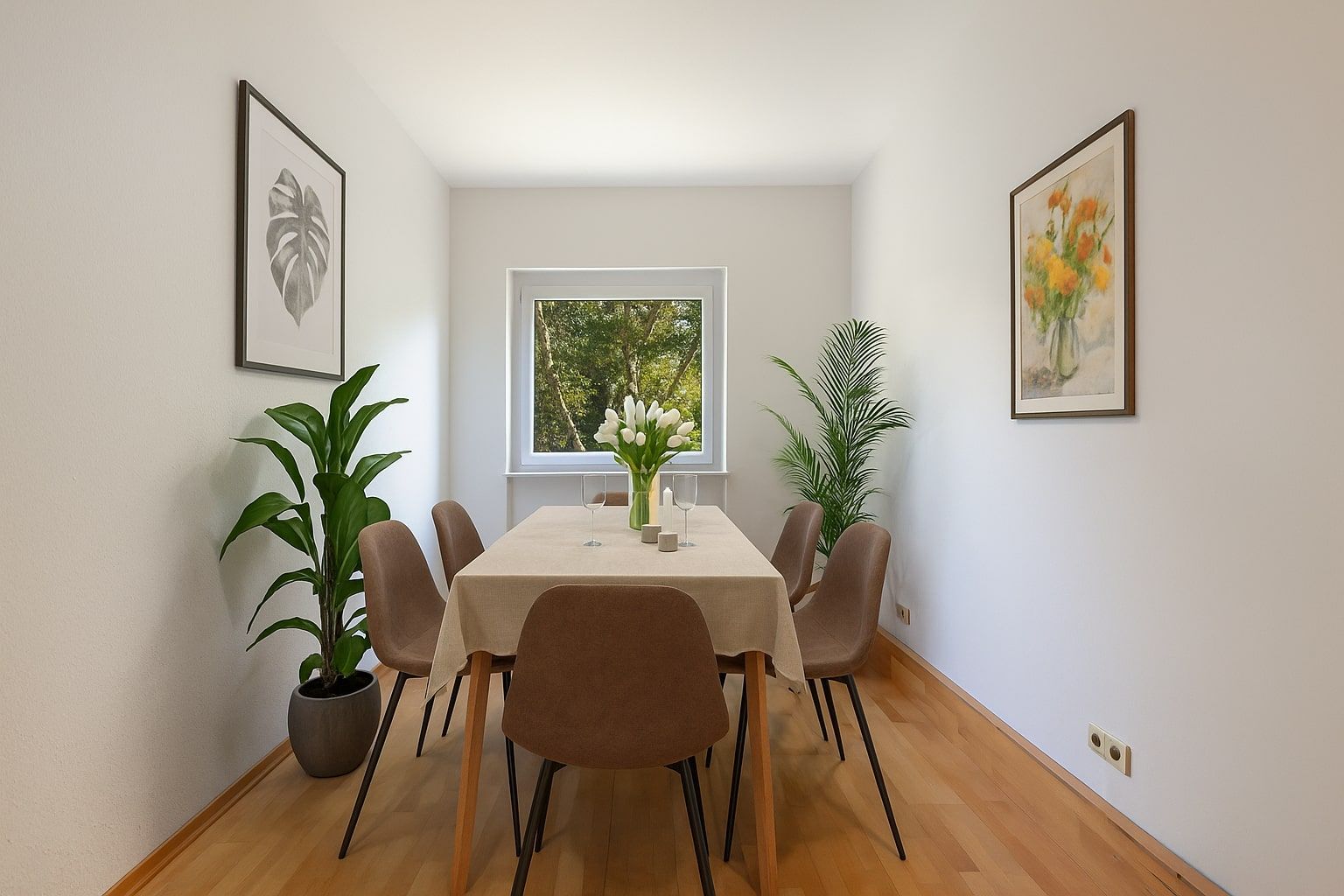 Esszimmer mit sechs braunen Stühlen, Tisch mit Blumen, Pflanzen, Bildern an weißen Wänden und Fenster.