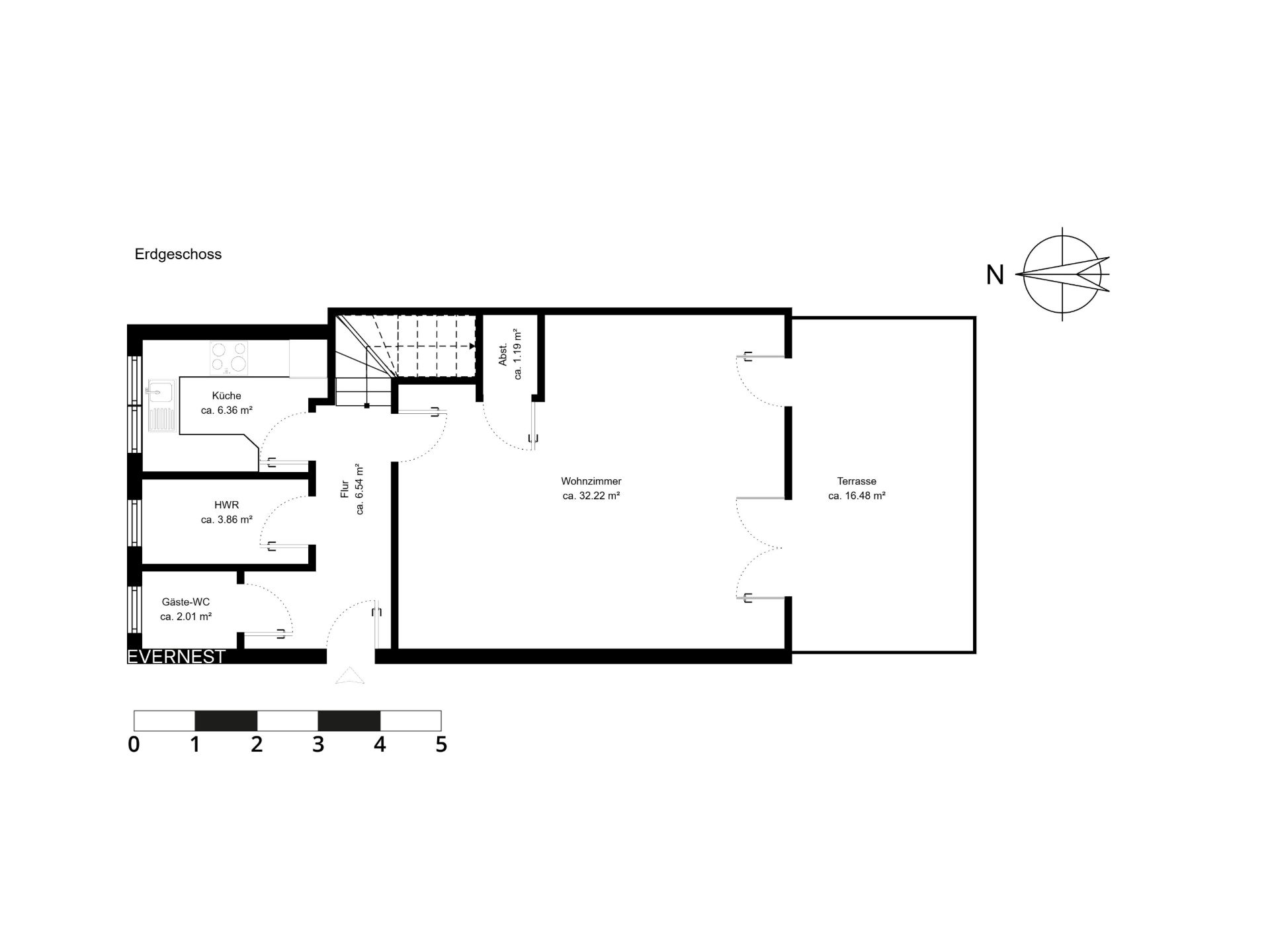 Grundriss des Erdgeschosses mit Wohnzimmer, Küche, HWR, Gäste-WC und Terrasse.