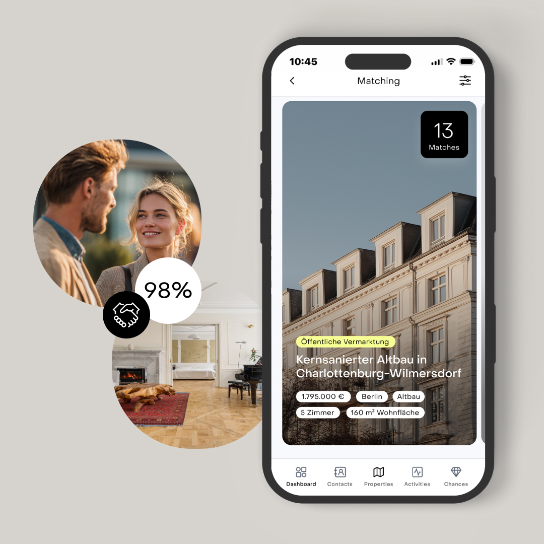 Smartphone zeigt Immobilien-App mit moderner Villa und einem älteren Paar mit 98%-Match.