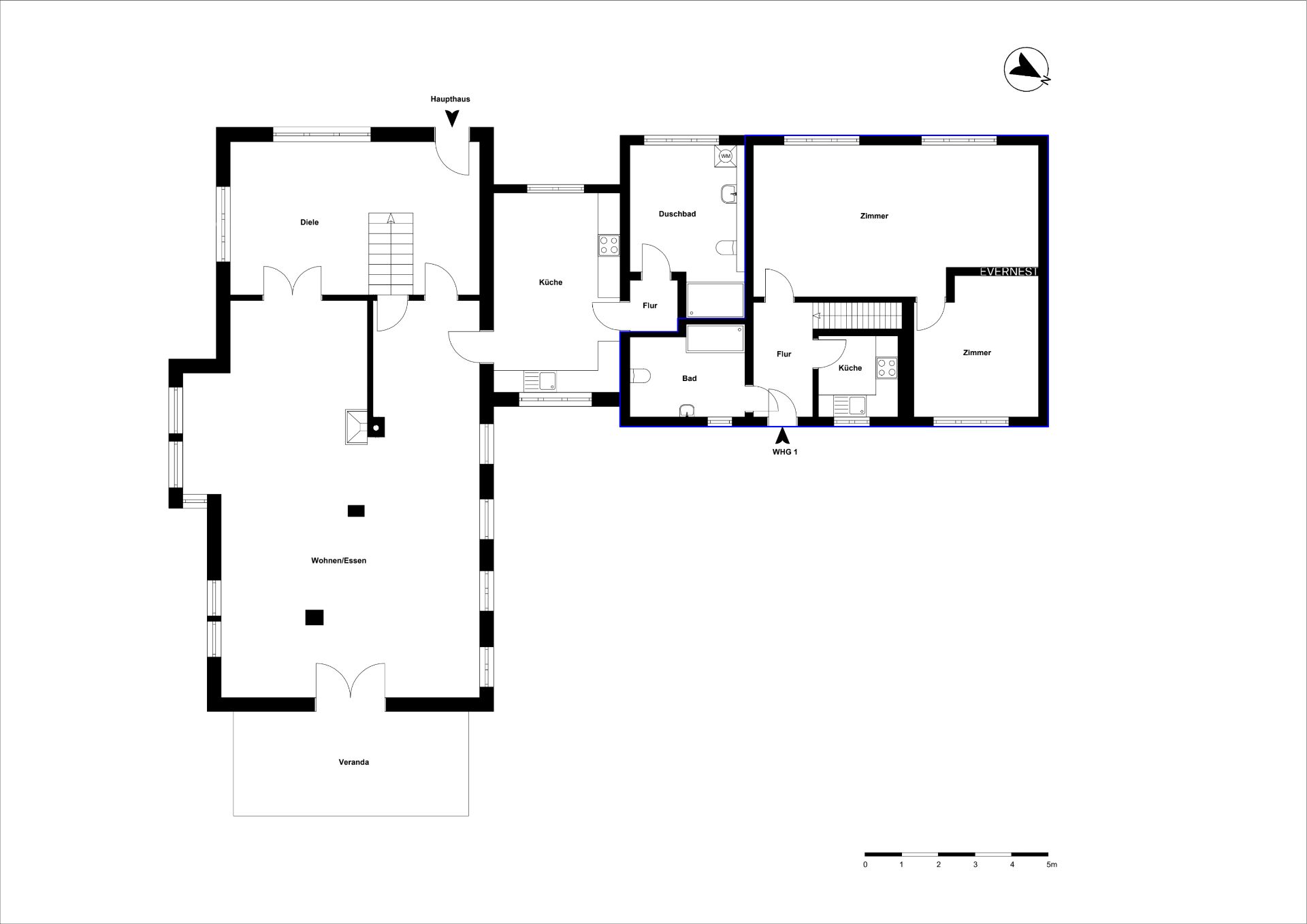 Grundriss eines Wohnhauses mit mehreren Zimmern, Küchen, Bädern und einer Veranda.
