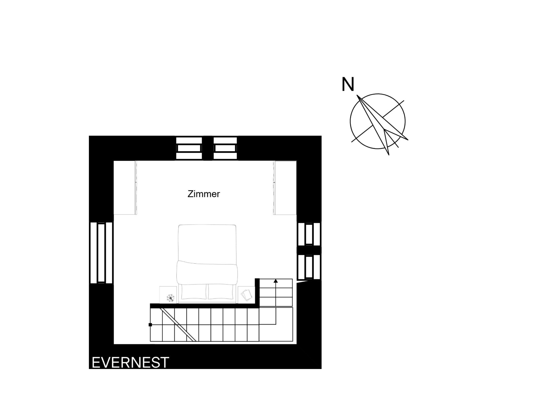 Grundriss eines Zimmers mit Bett und Treppe, Kompass oben rechts.