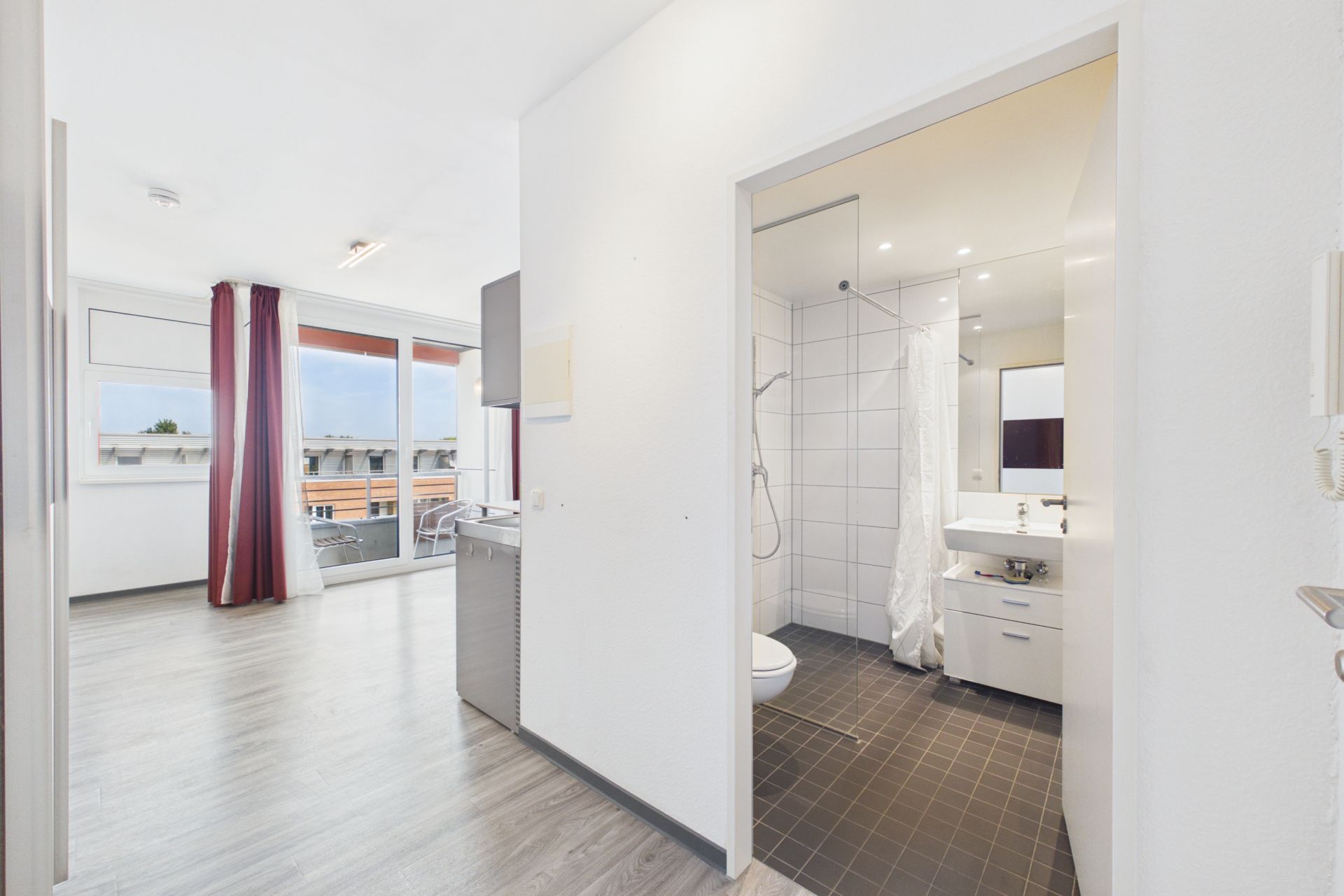 Helle Wohnung mit Wohnzimmer, Balkonzugang und modernem Bad.