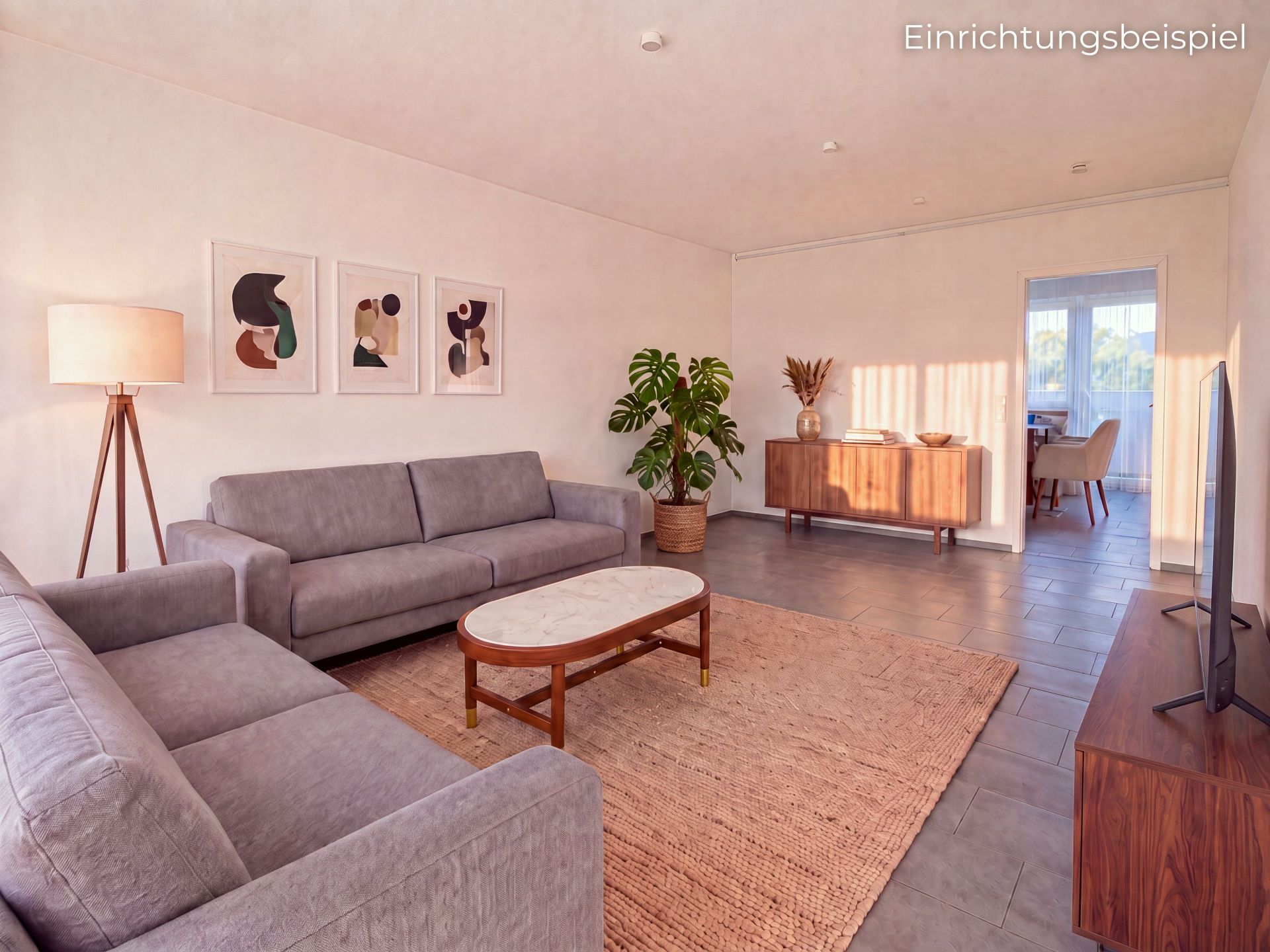 Helles Wohnzimmer mit zwei grauen Sofas, Couchtisch, Stehlampe, Teppich und Pflanzen.