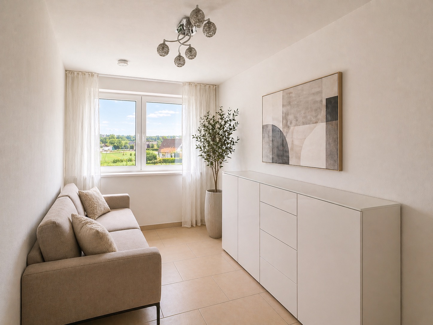 Heller Raum mit beige Sofa, weißem Sideboard, Pflanze, Bild und Fenster mit Ausblick.