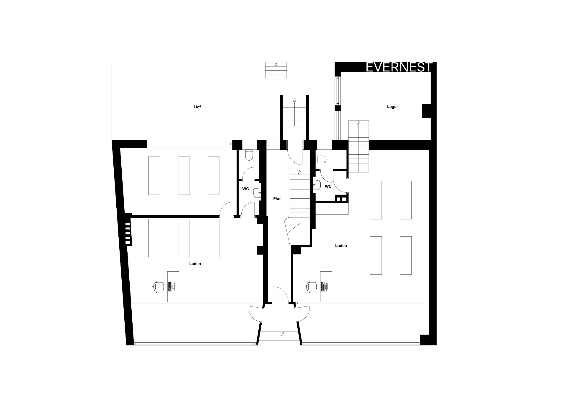 Grundriss eines Erdgeschosses mit Läden, Flur, WCs, Lager und Hof.