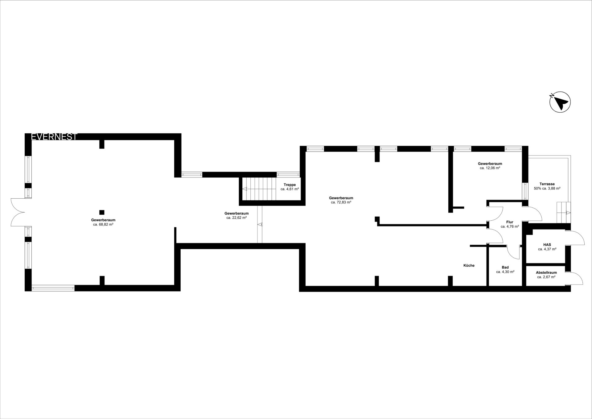 Grundriss eines Wohnhauses mit mehreren Zimmern, Küche, Bad und Terrasse.