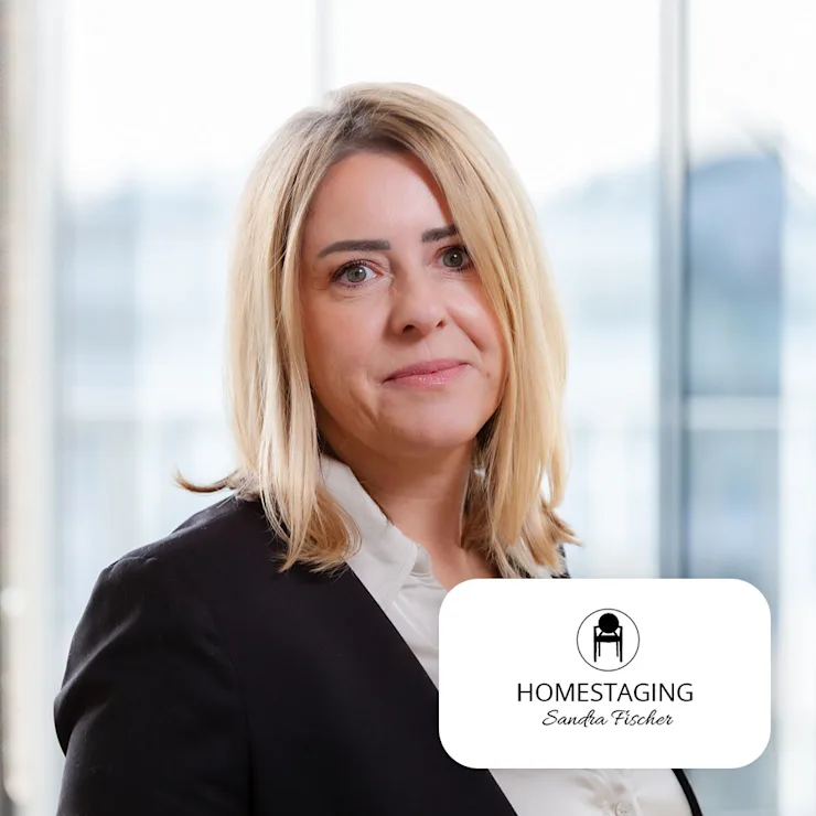 Frau mit blonden Haaren im Büro, unten rechts Logo mit Schriftzug ‚Homestaging Sandra Fischer‘.