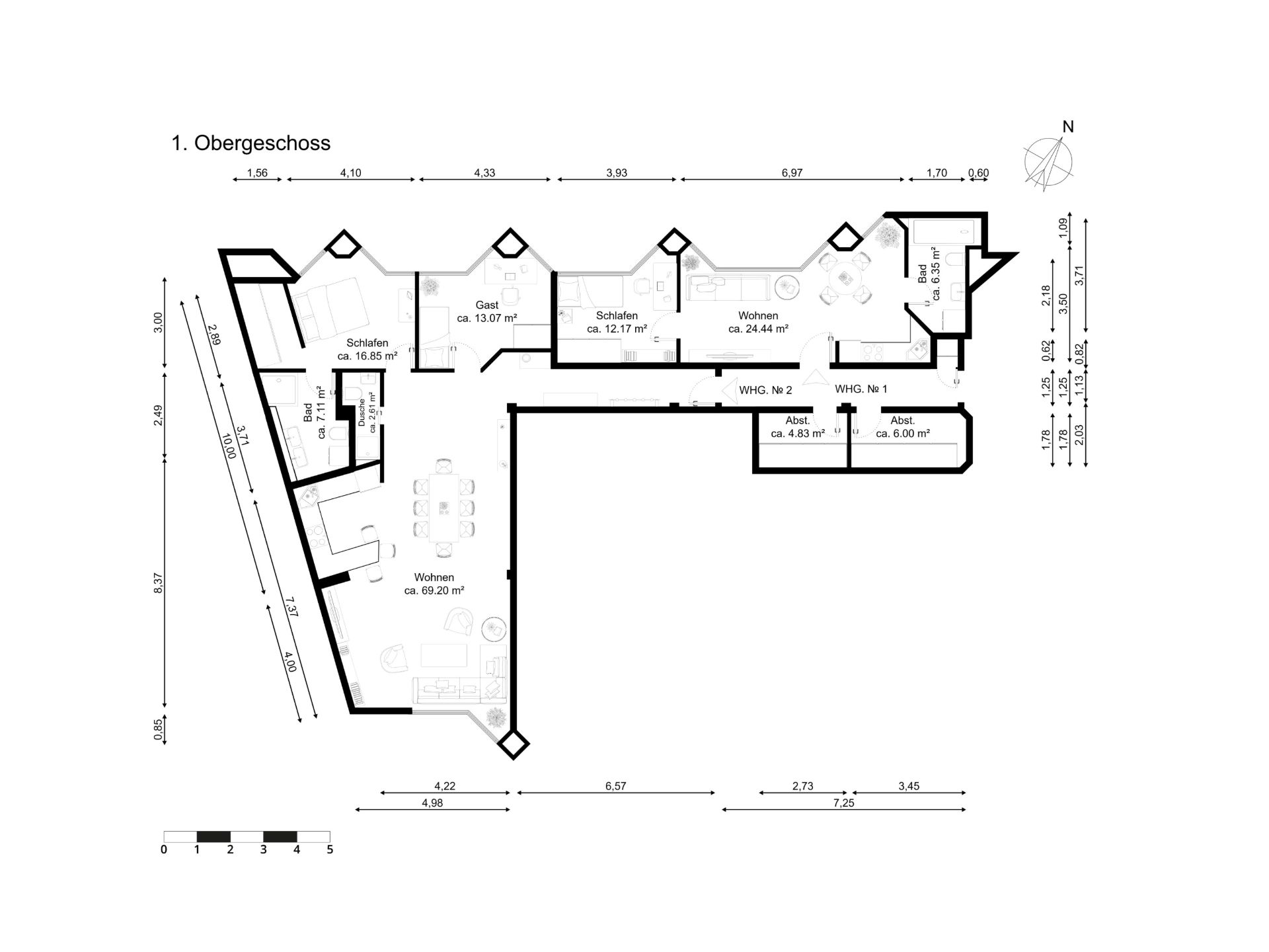Grundriss einer Wohnung mit mehreren Zimmern, Küchen, Bädern und Abstellräumen.