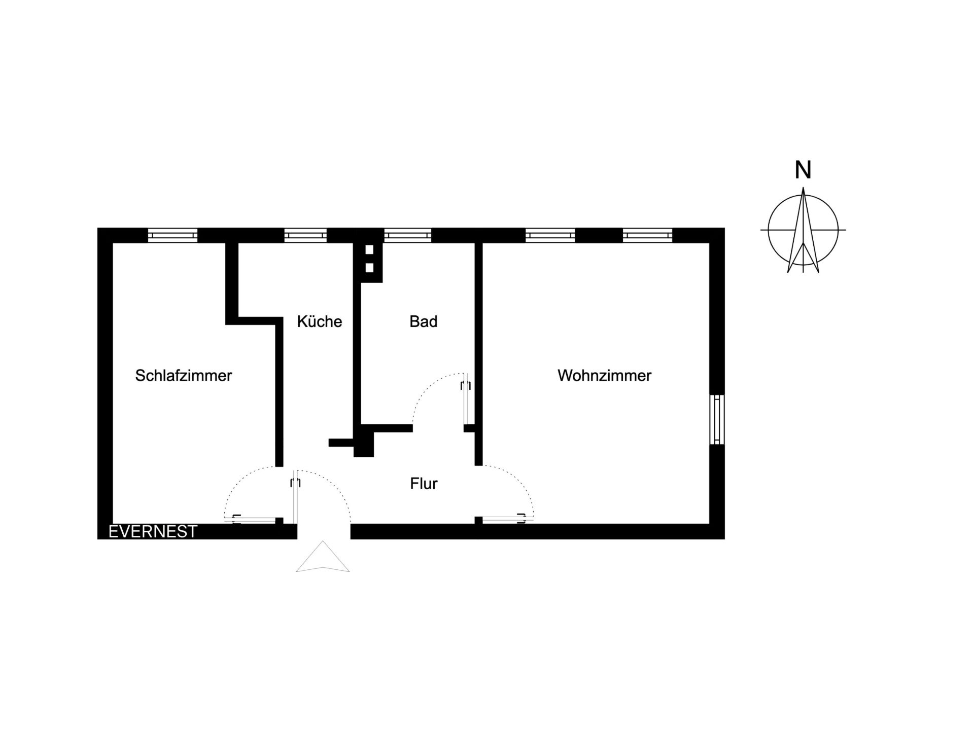 Grundriss mit Schlafzimmer, Küche, Bad, Flur und Wohnzimmer, Nordpfeil oben rechts.