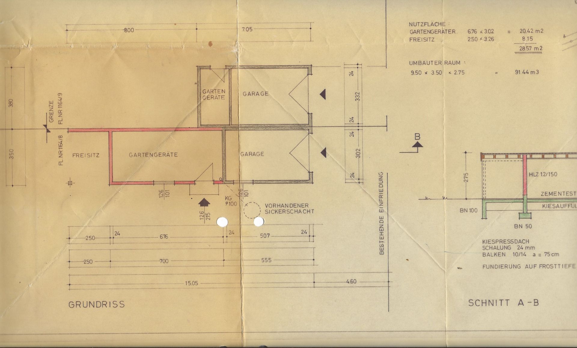 Bauplan mit Grundriss von Garage, Gartengeräteraum und Freisitz, inklusive Maßangaben.