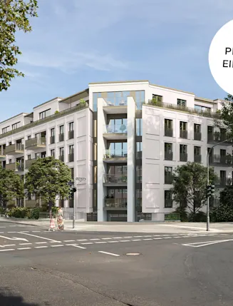 Mehrstöckiges Wohngebäude an einer Straßenecke mit Balkonen und Bäumen davor.