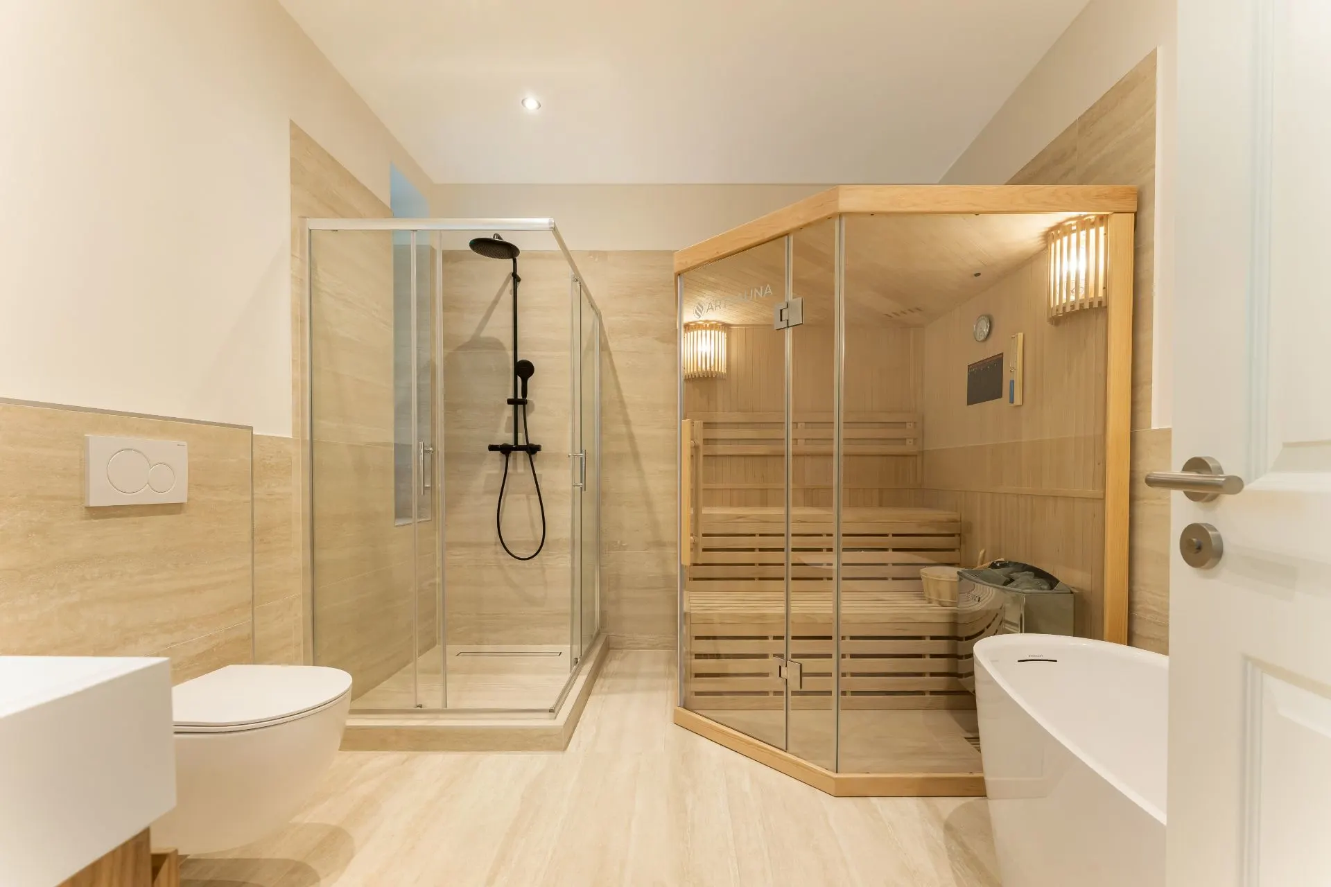 Modernes Badezimmer mit Dusche, Toilette, freistehender Badewanne und Sauna aus Holz.