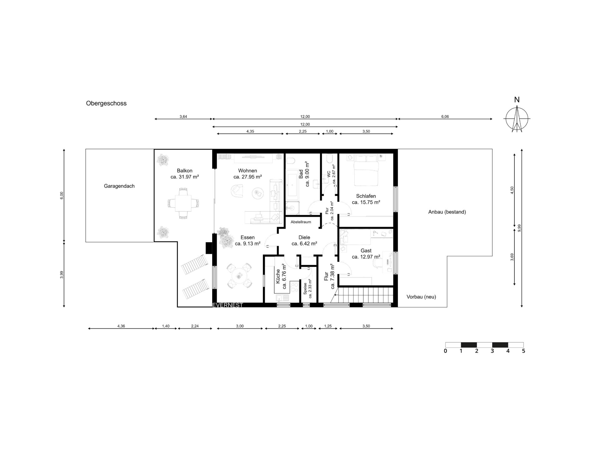 Grundriss eines Obergeschosses mit Balkon, Wohn-, Schlaf-, Ess- und Gästezimmer sowie Bad und Treppe.