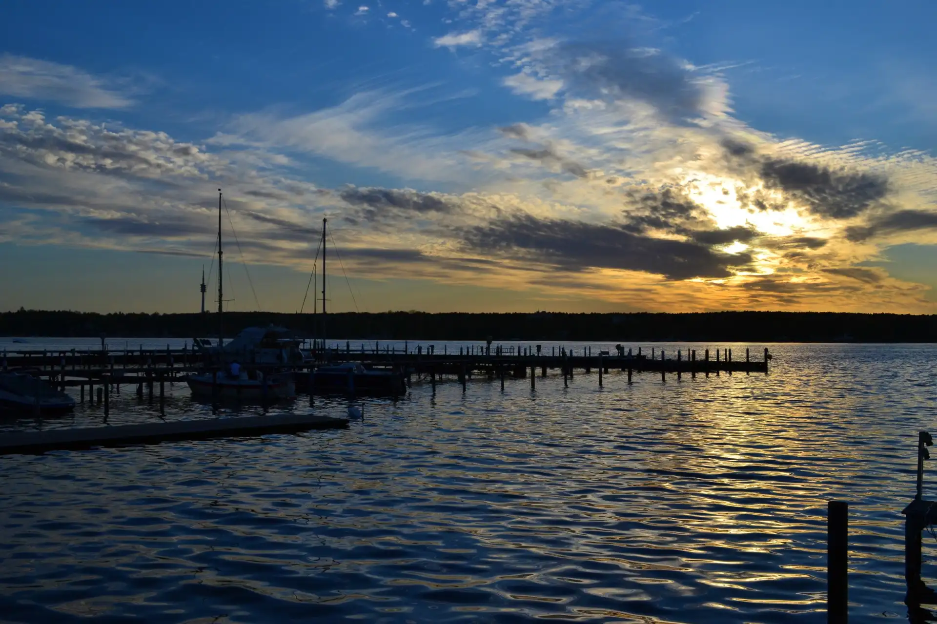 Berlin Wannsee Sonnenuntergang am Hafen Copyright: Unsplash/Murat Tost Photograph