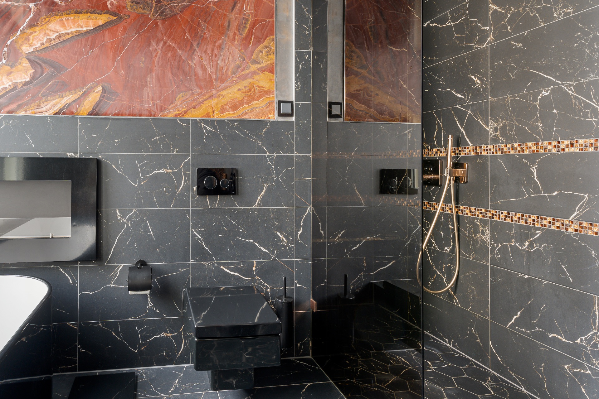 Modernes Badezimmer mit schwarzem Marmor, Wandtoilette, Dusche und farbigen Wandfliesen.