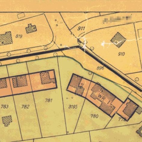 Ausschnitt eines Grundstücksplans mit Parzellen und Gebäuden, Straßen und Flurstücknummern.