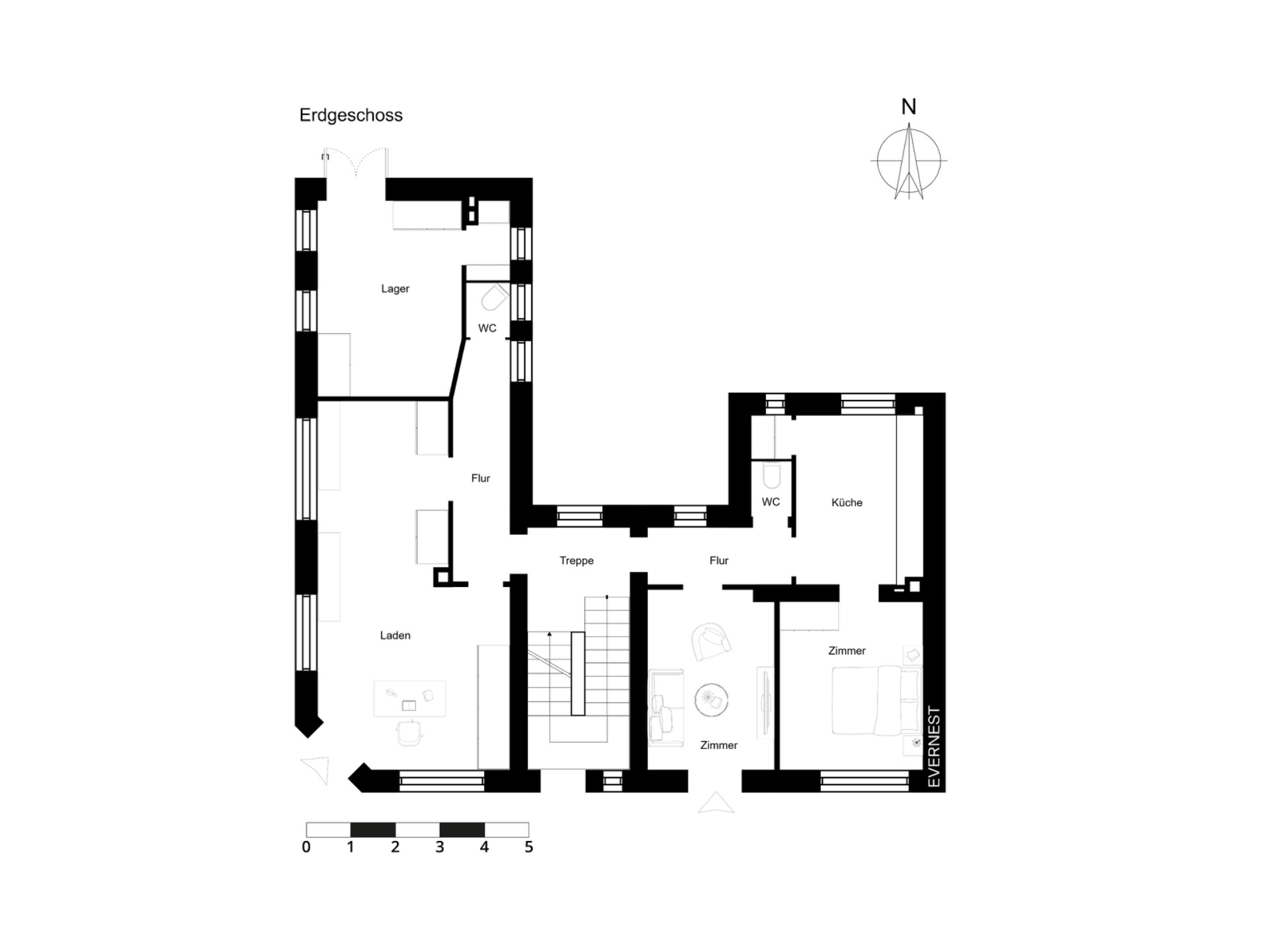 Grundriss des Erdgeschosses mit Lager, Laden, Küche, Zimmern, WC und Treppe.