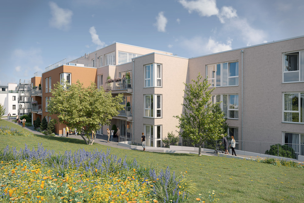 Moderne Wohngebäude mit Balkonen und Garten, davor Menschen und blühende Wiese.