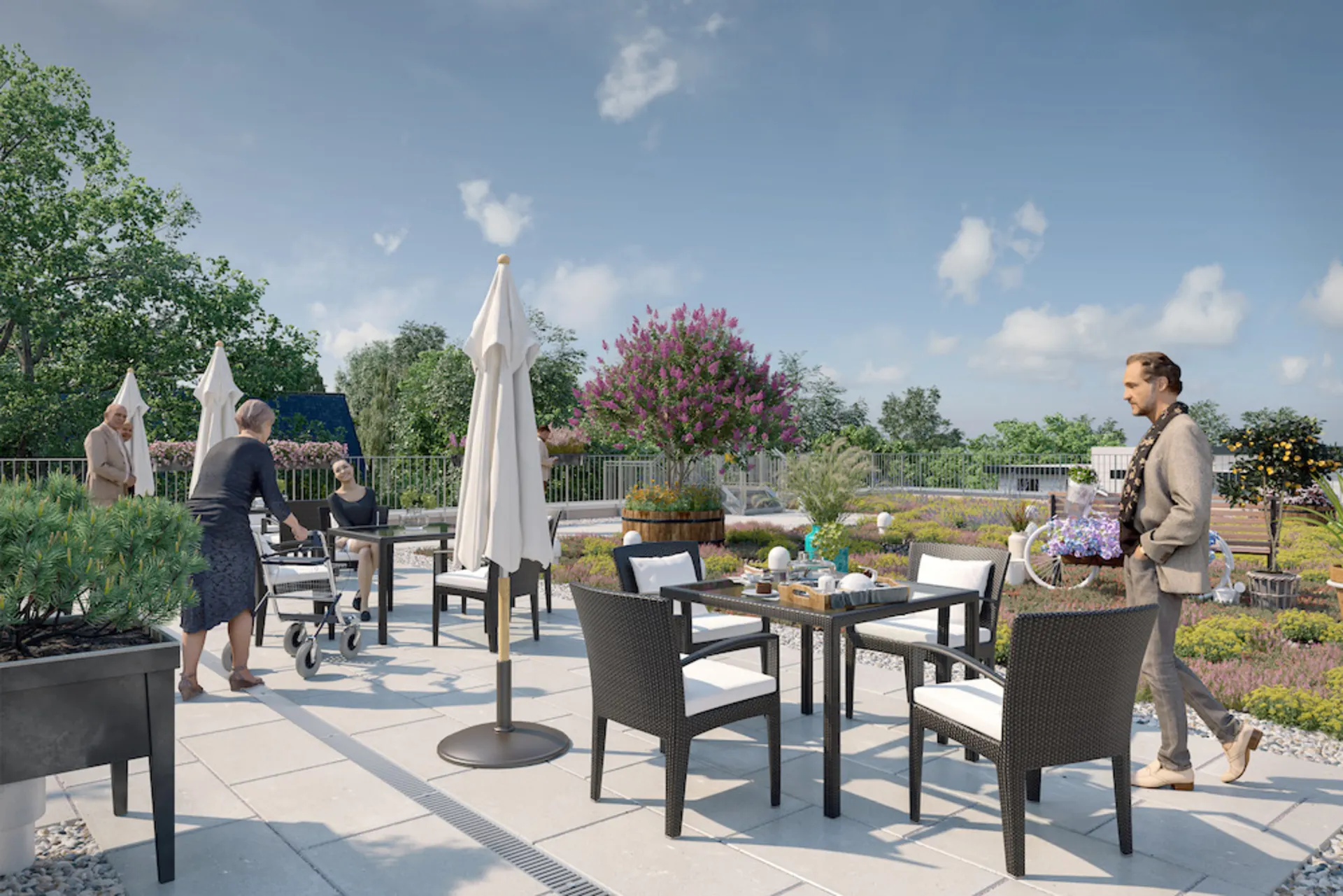 Mehrere Menschen auf einer sonnigen Terrasse mit Tischen, Stühlen und Pflanzen.