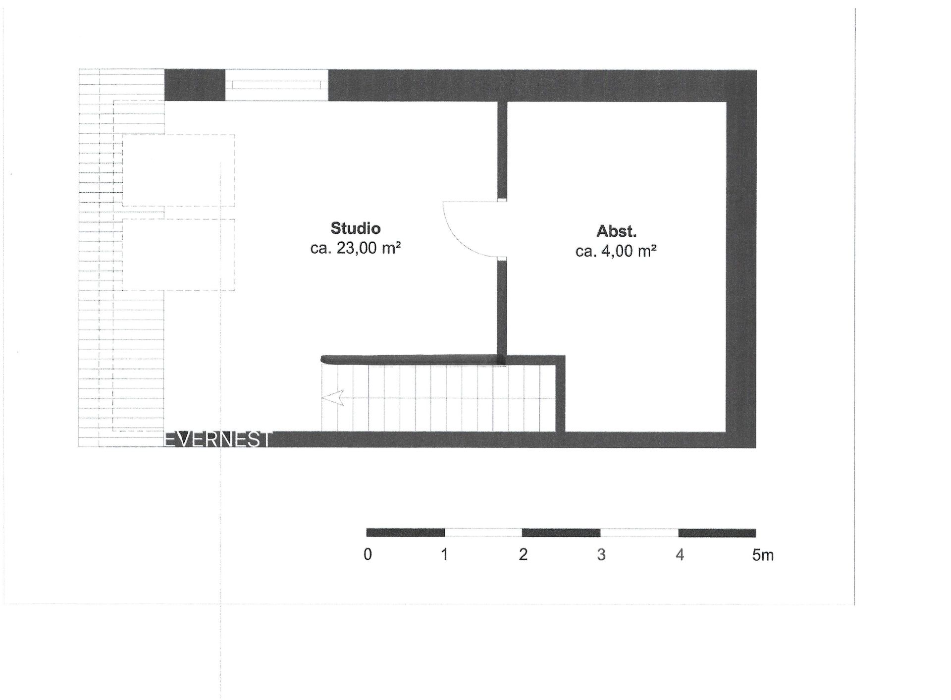 Grundriss mit Studio und Abstellraum, Treppe und Flächenangaben in Quadratmetern.